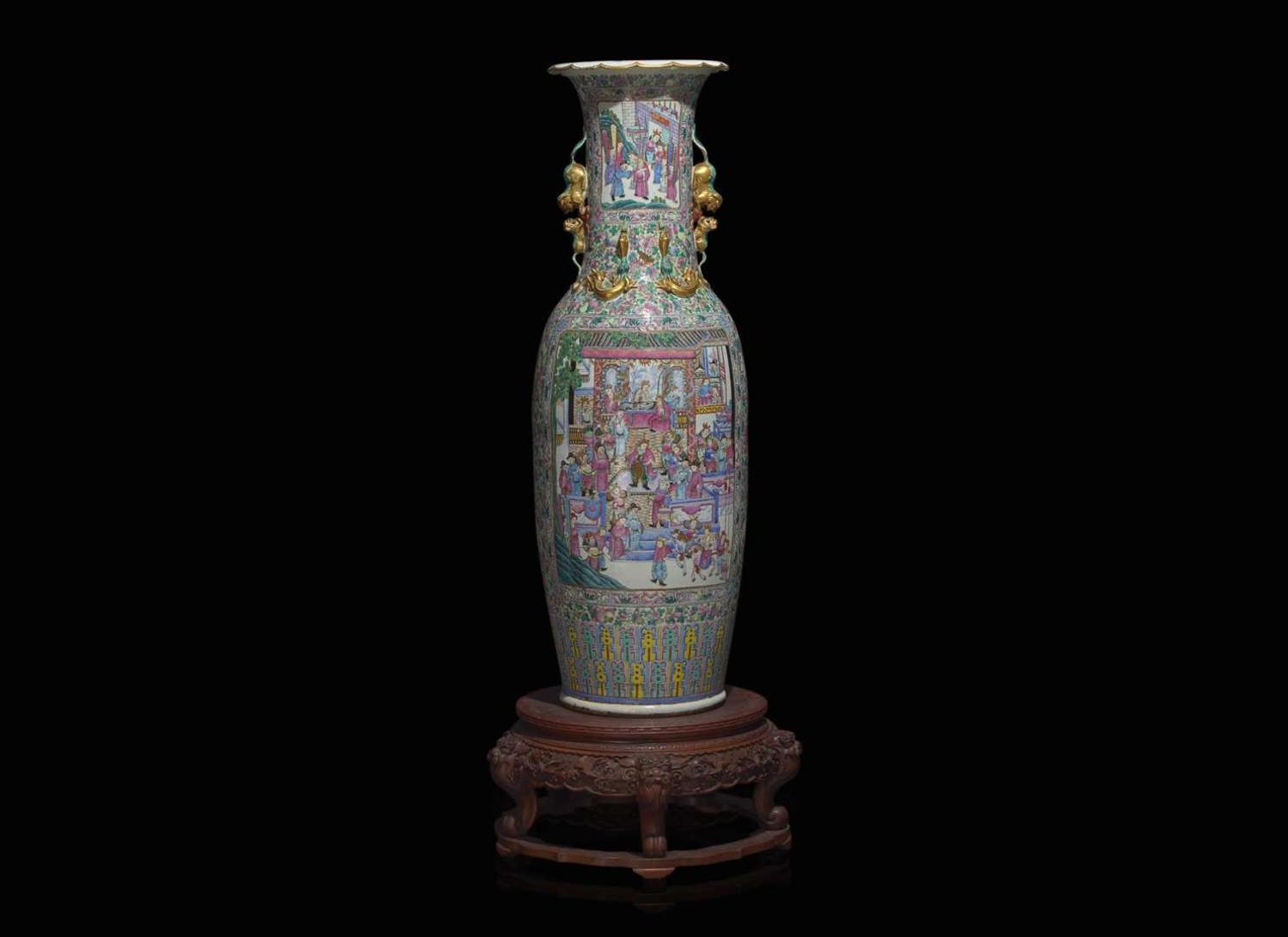 A massive Chinese export famille rose-decorated vase, second half 19th century 外銷瓷粉彩大瓶 十九世紀下半