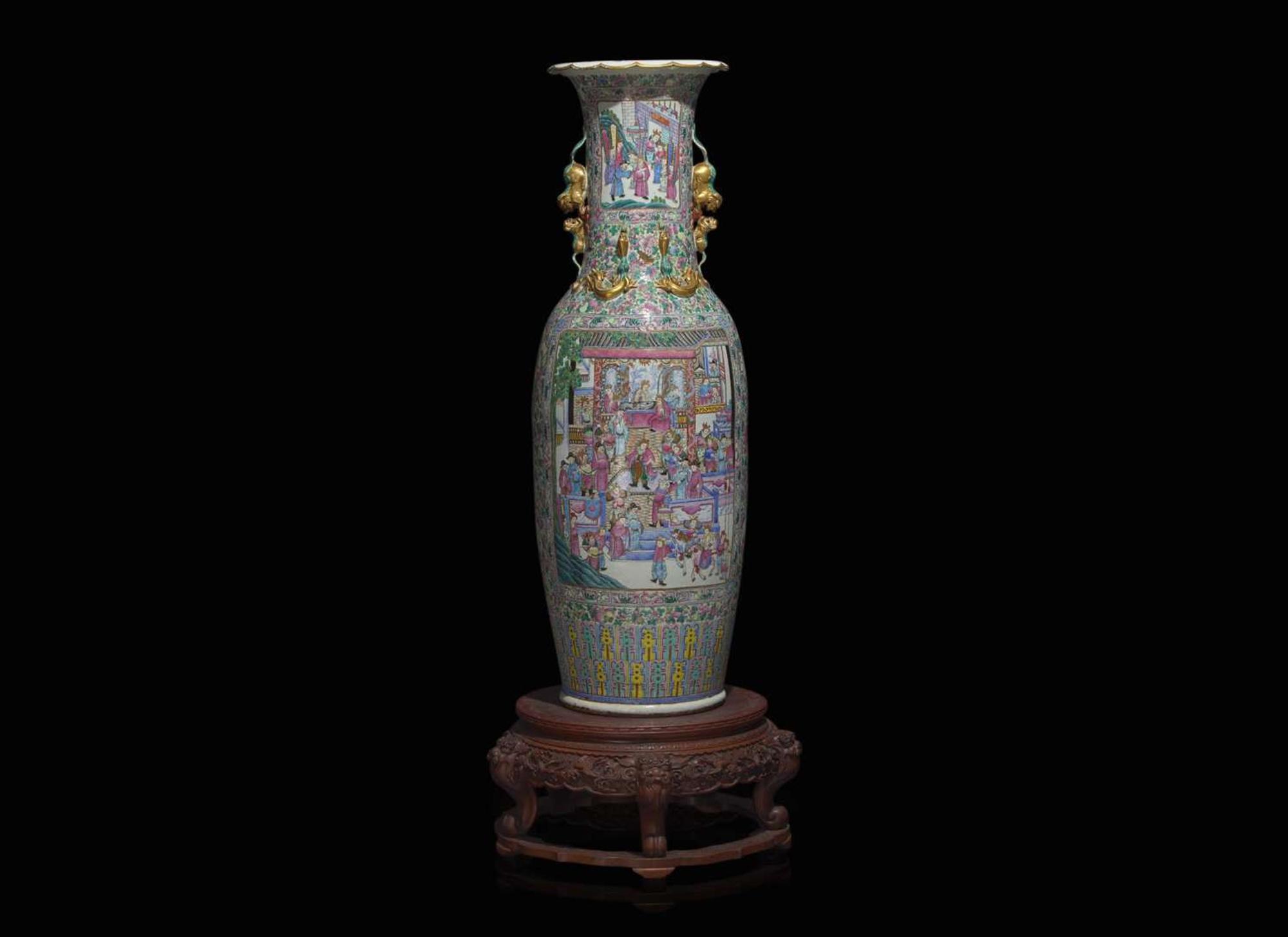 A massive Chinese export famille rose-decorated vase, second half 19th century 外銷瓷粉彩大瓶 十九世紀下半