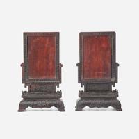 A pair of Chinese porcelain plaques with silver wire-inlaid wood stands 粉彩瓷板插屏一對 Late Qing to Republic period ?????