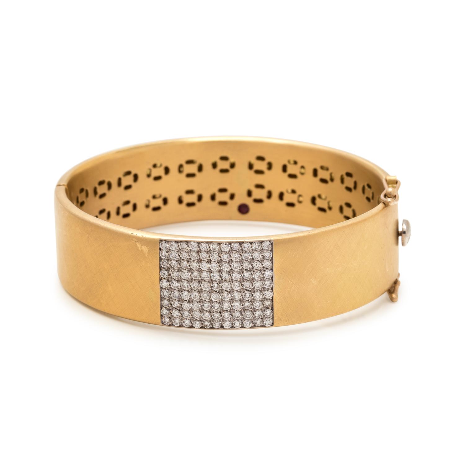 ROBERTO COIN, YELLOW GOLD AND DIAMOND BANGLE BRACELET