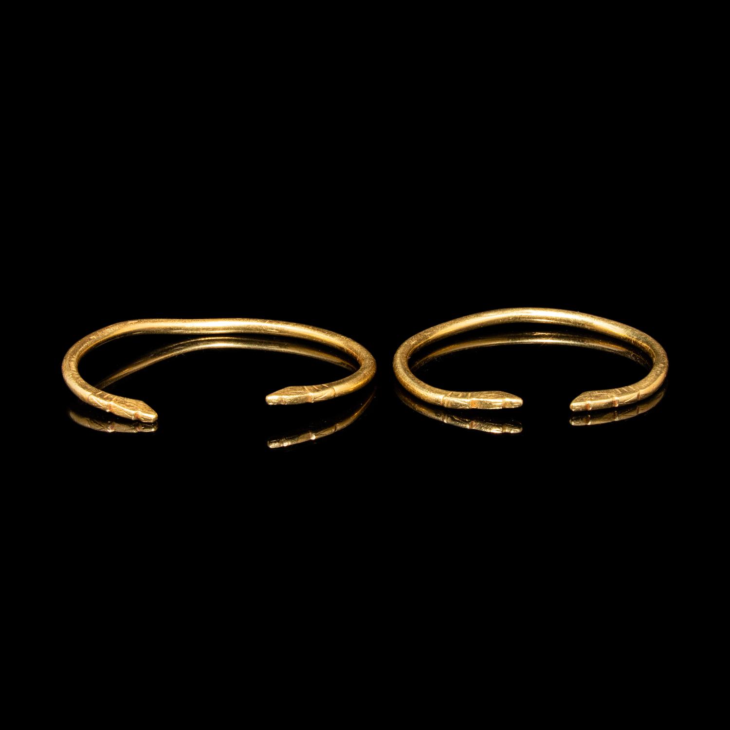 A Pair of Chinese Gold Dragon-Form Bracelets, Qianzhuo, Liao Dynasty 遼 雙龍紋金鉗鐲一對