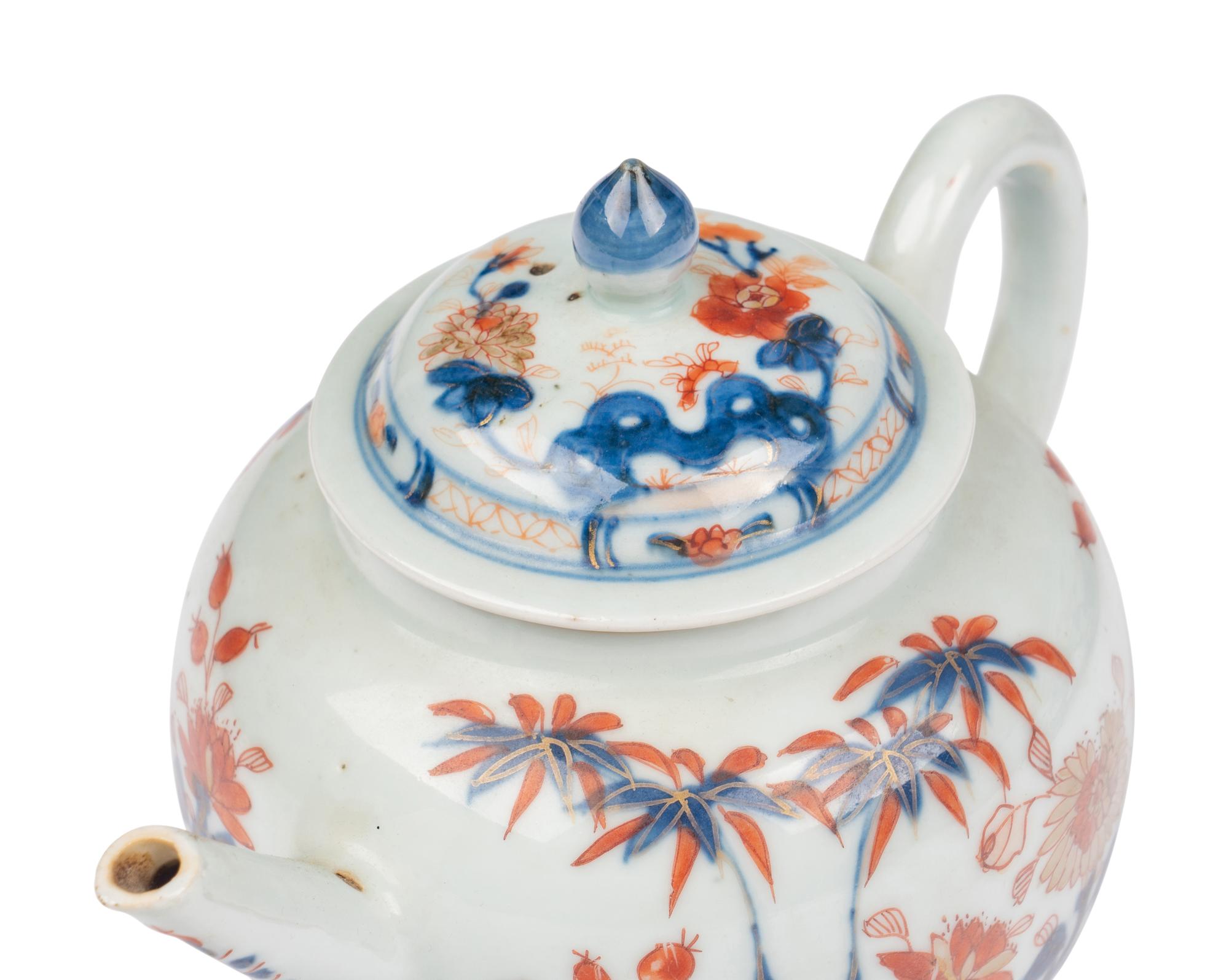 A Group of Three Chinese Export Porcelain Articles