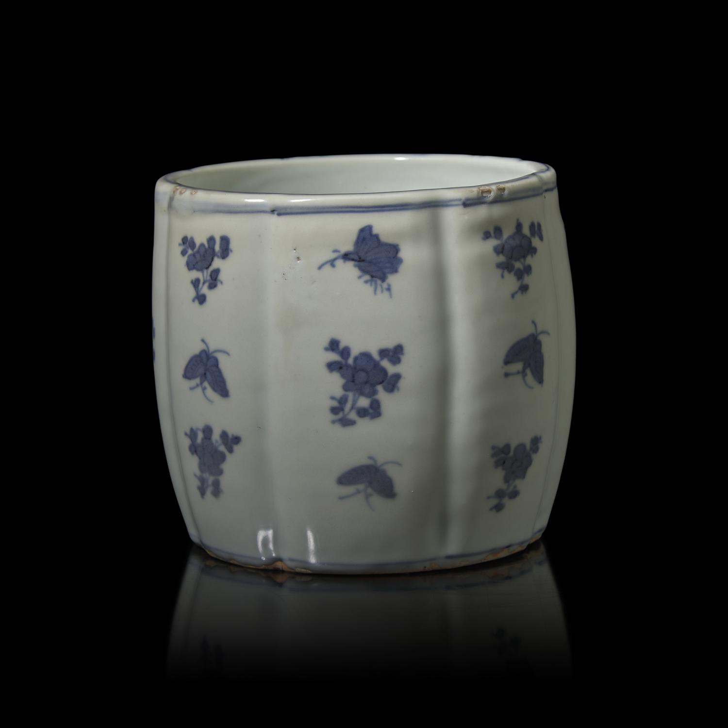 A Chinese Blue and White 'Kosometsuke' Floral Vessel for the Japanese Market, 17th Century 十七世紀 古染付青花草蟲紋罐