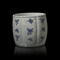 A Chinese Blue and White 'Kosometsuke' Floral Vessel for the Japanese Market, 17th Century 十七世紀 古染付青花草蟲紋罐