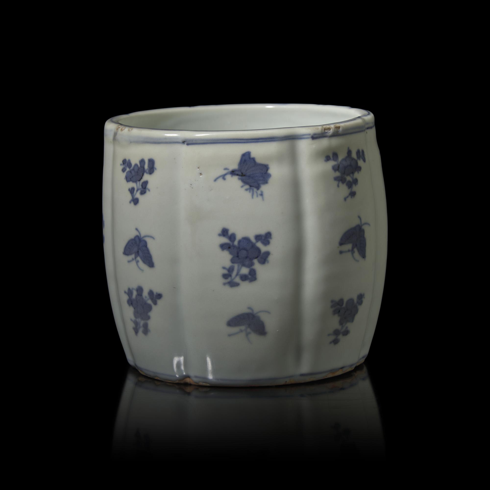 A Chinese Blue and White 'Kosometsuke' Floral Vessel for the Japanese Market, 17th Century 十七世紀 古染付青花草蟲紋罐