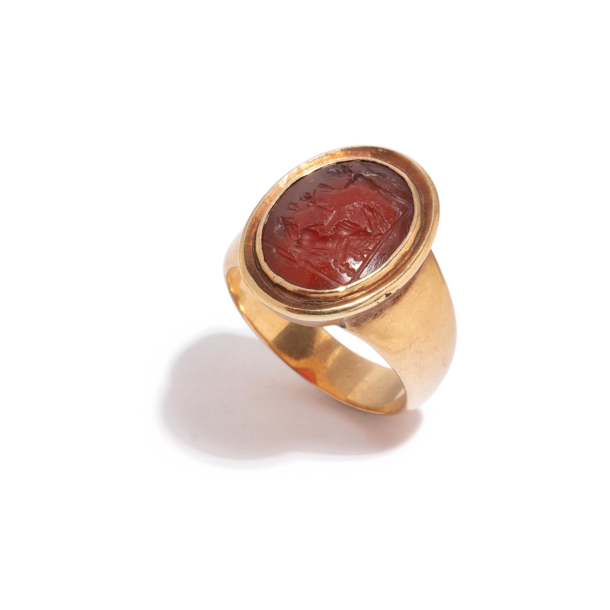 CARNELIAN INTAGLIO AND YELLOW GOLD RING
