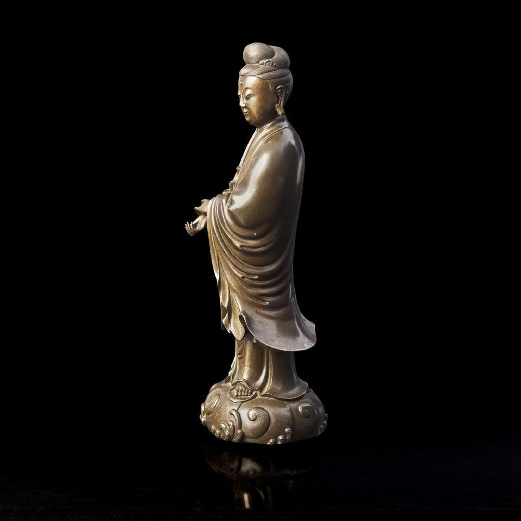 A finely cast and patinated and silver-wire inlaid figure of Guanyin 漆銅嵌銀絲觀音造像 Shisou mark ???