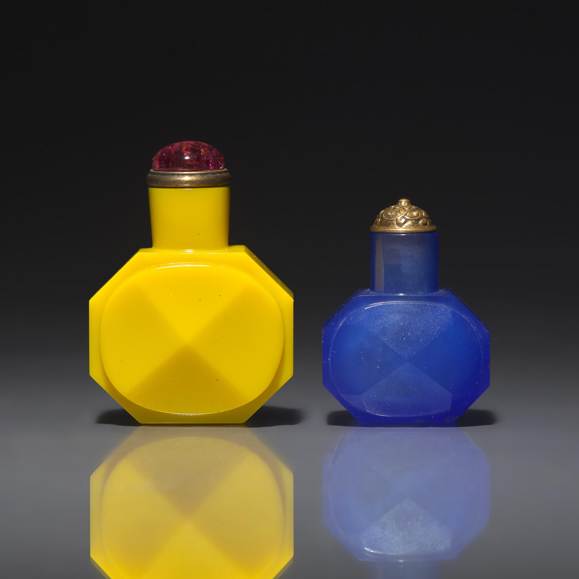 Two Chinese Faceted Glass Snuff Bottles, 18th/19th Century 清晚期 磨棱黄料、蓝料鼻烟壺各一
