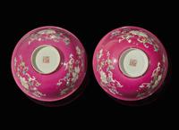 A pair of ruby-ground "Floral" bowls 粉地花卉紋盌一對