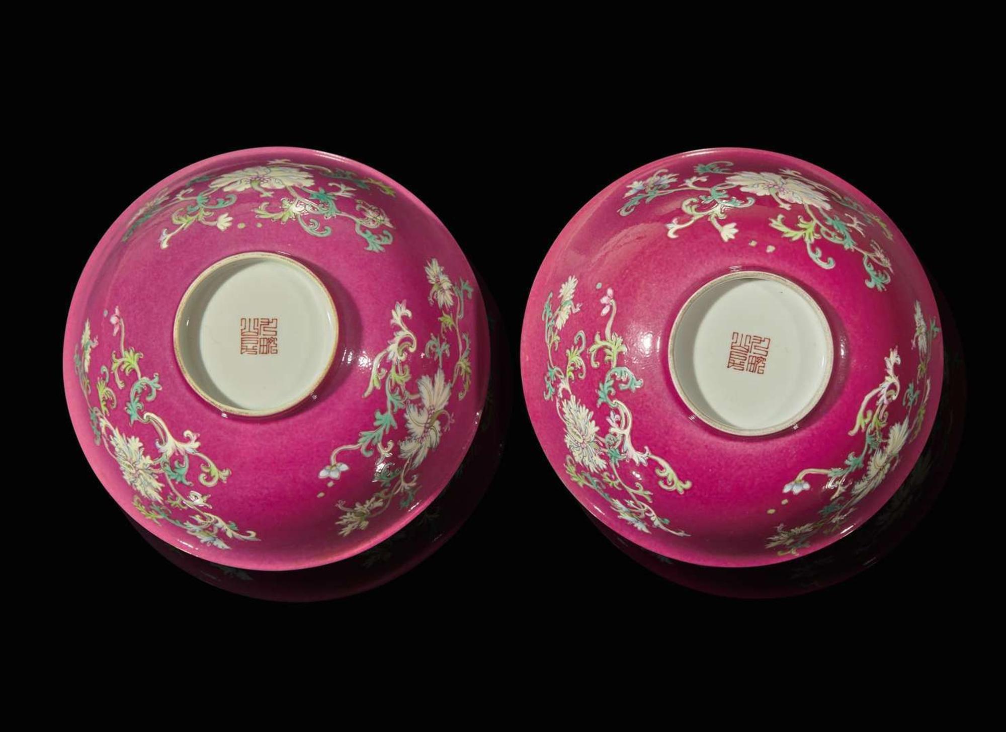 A pair of ruby-ground "Floral" bowls 粉地花卉紋盌一對