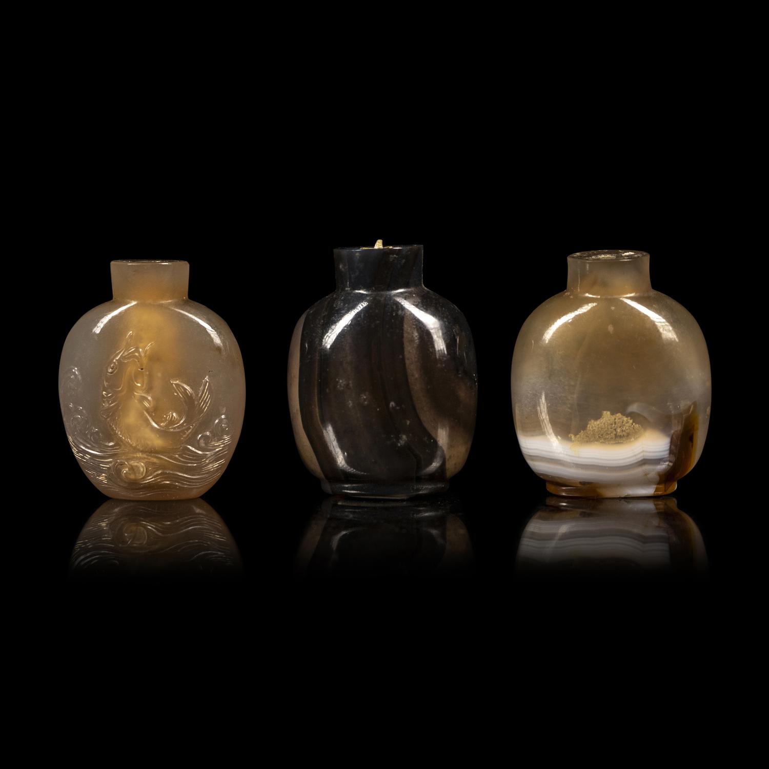 Three Chinese Agate Snuff Bottles, 20th Century 近代 瑪瑙鼻烟壺三支