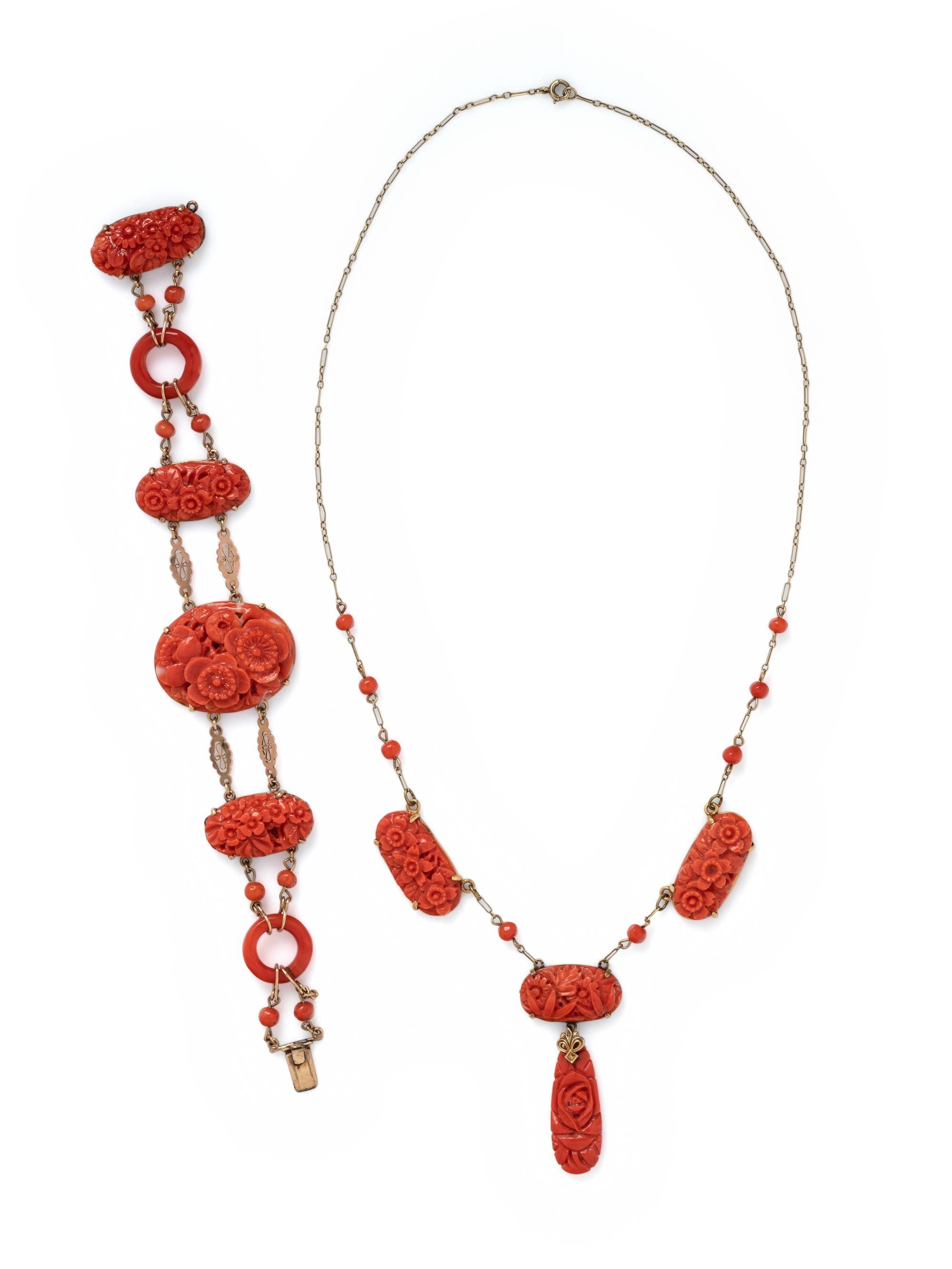 YELLOW GOLD AND CORAL SET