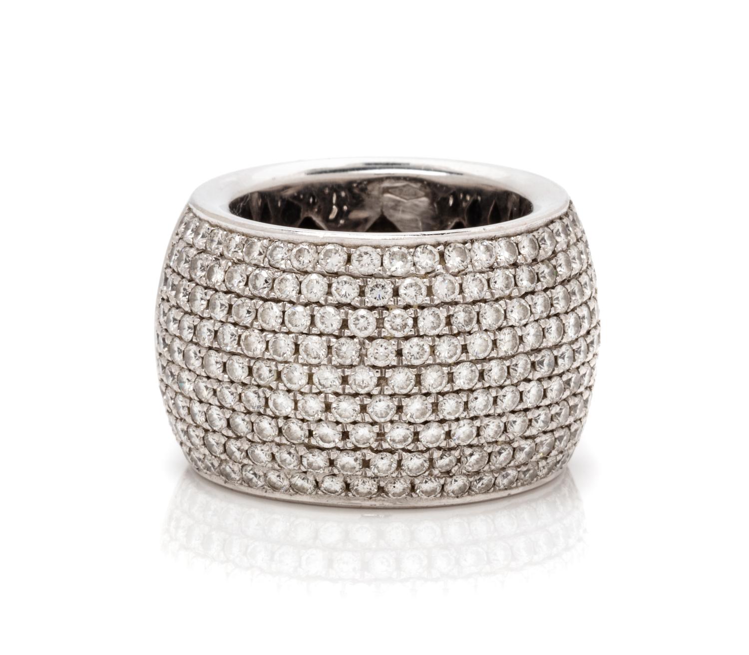 An 18 Karat White Gold and Diamond Pave Ring, 16.00 dwts.
