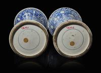 An associated pair of Chinese export blue and white porcelain large beaker vases, Kangxi period 外銷瓷青花花觚或一對 清康熙