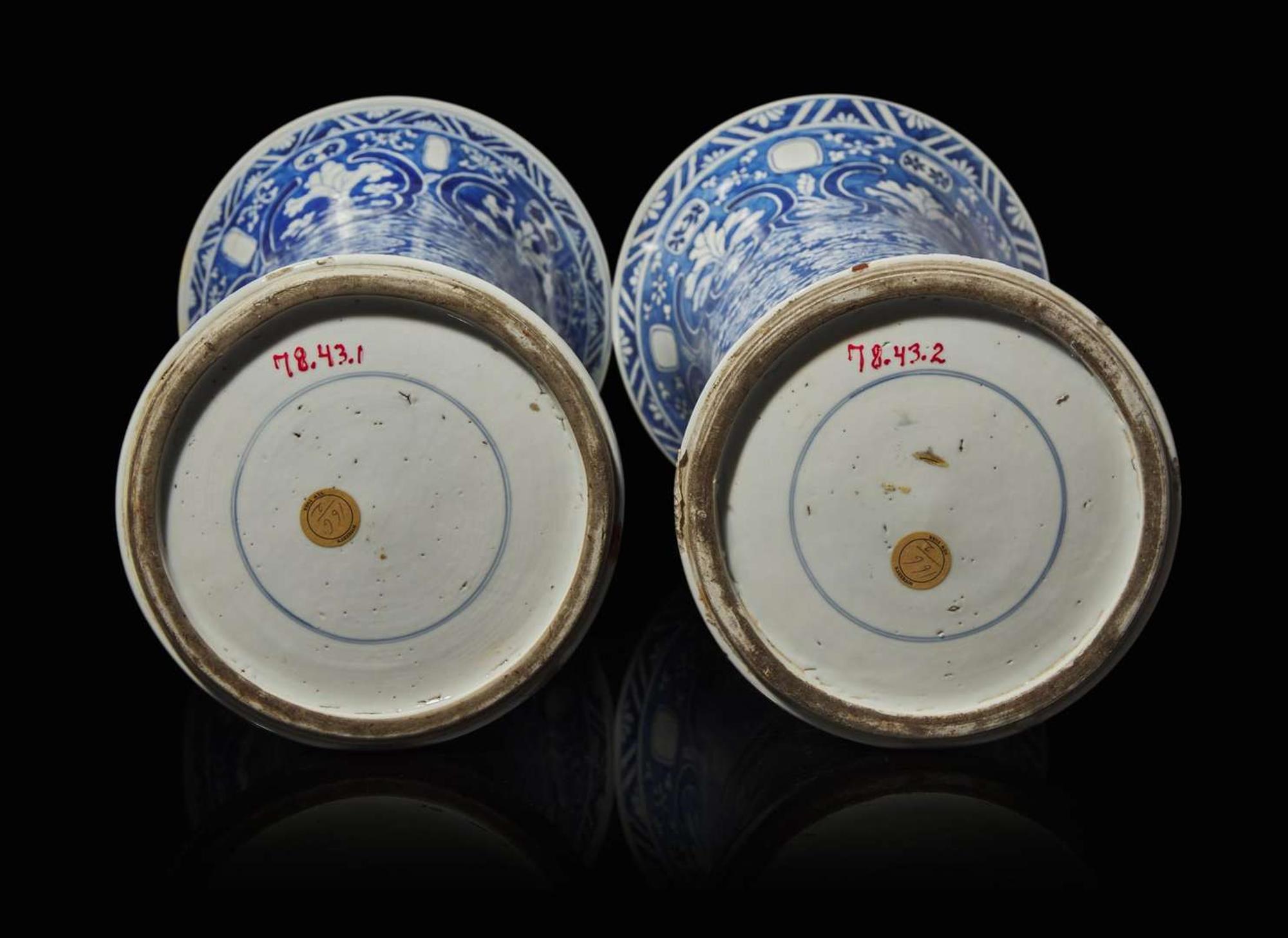 An associated pair of Chinese export blue and white porcelain large beaker vases, Kangxi period 外銷瓷青花花觚或一對 清康熙