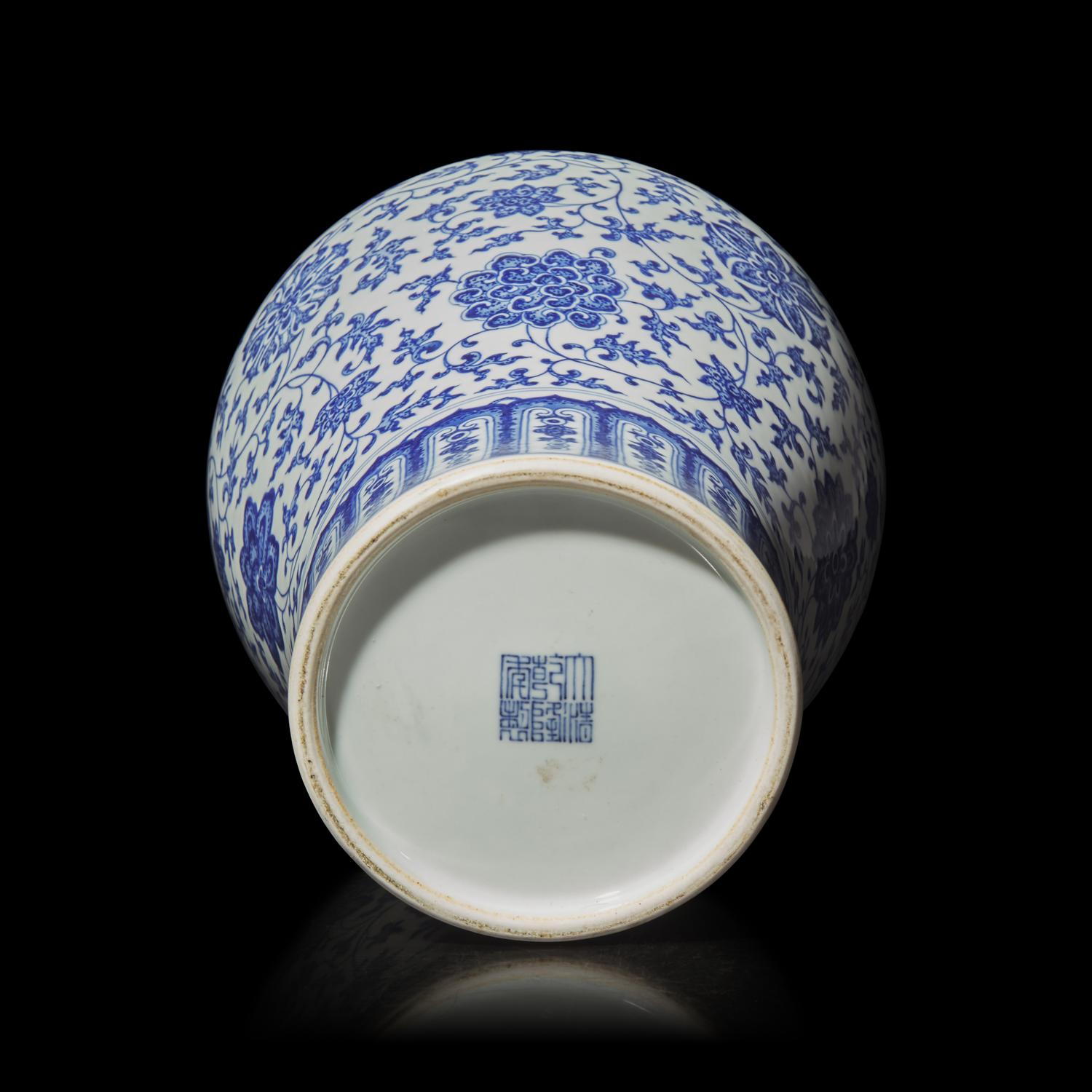 A Chinese Blue and White Porcelain Meiping Vase 青花纏枝西番蓮紋梅瓶