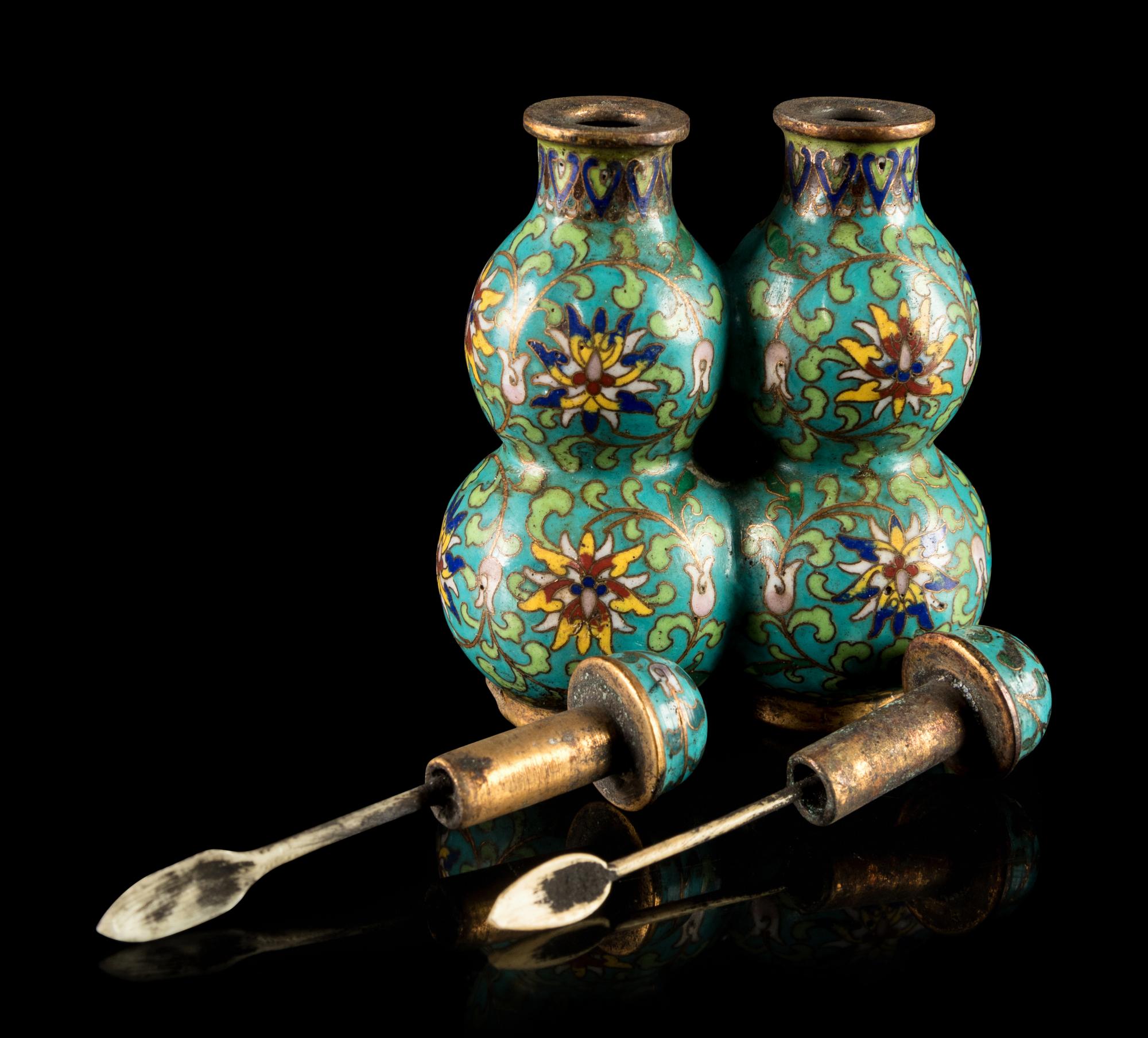 A Cloisonné Enameled Double Gourd-Form Snuff Bottle