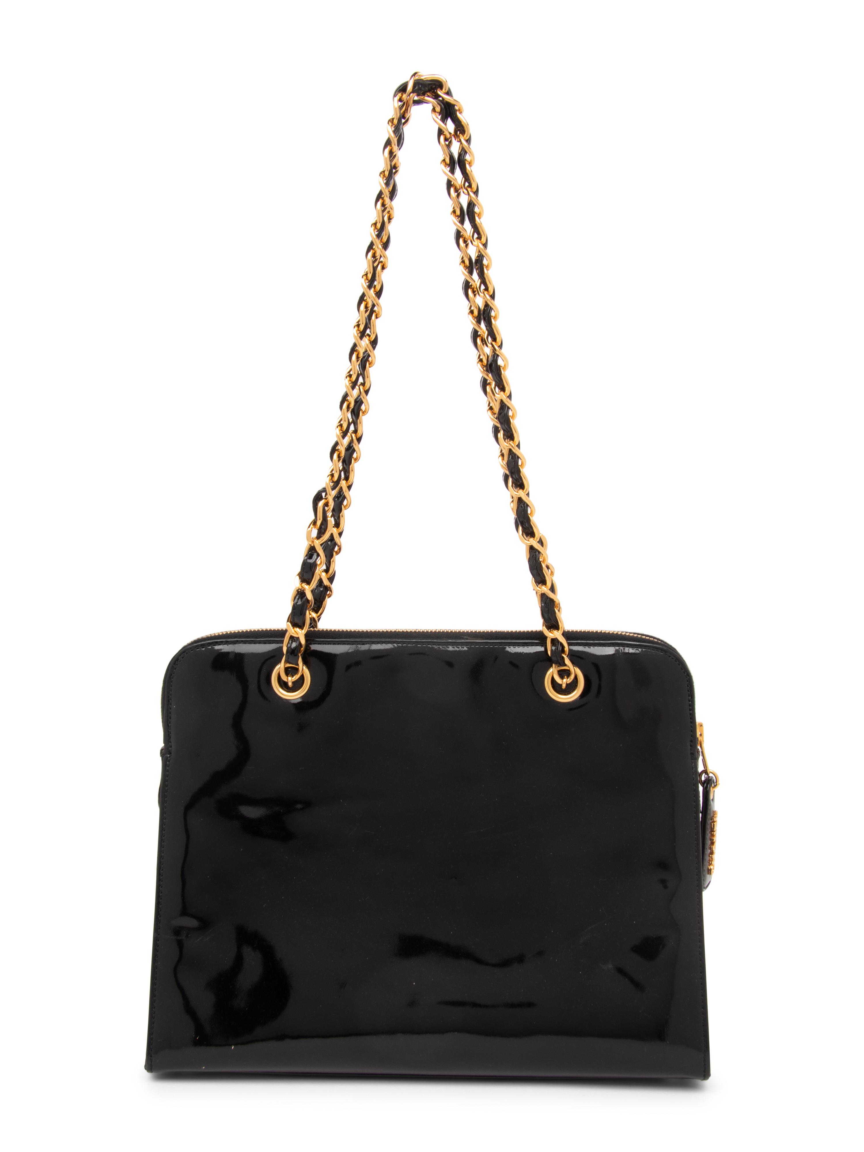 CHANEL, PATENT LEATHER SHOULDER BAG