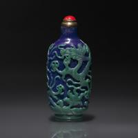 A Chinese Overlay Glass "Three Dragons" Snuff Bottle, Qing Dynasty, 19th century — 清晚期 寶石藍地套綠料三龍戲珠紋鼻煙壺