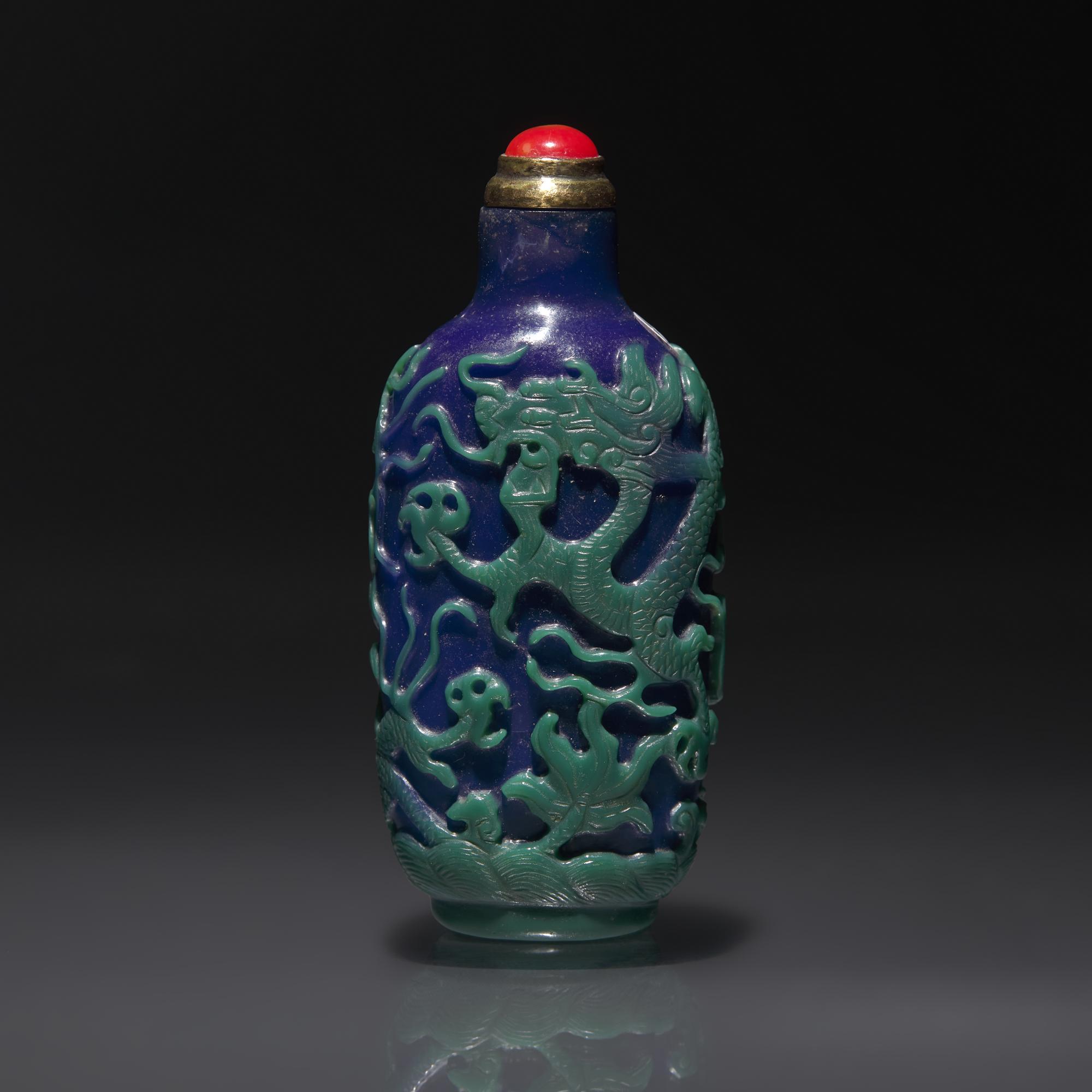A Chinese Overlay Glass "Three Dragons" Snuff Bottle, Qing Dynasty, 19th century — 清晚期 寶石藍地套綠料三龍戲珠紋鼻煙壺