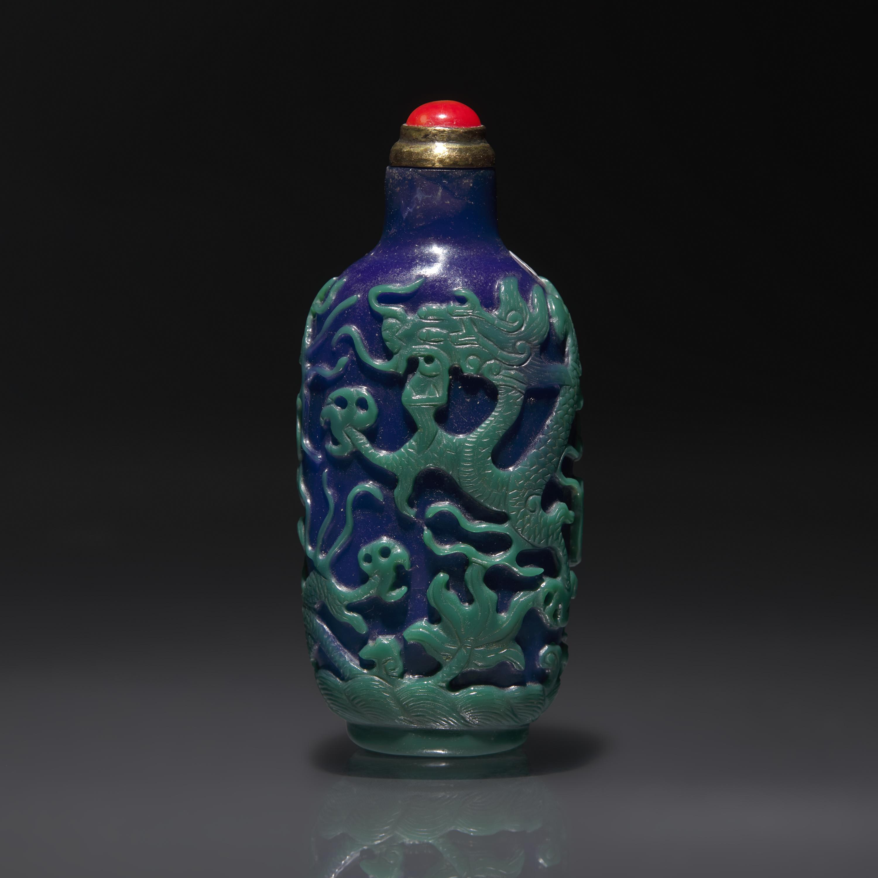A Chinese Overlay Glass "Three Dragons" Snuff Bottle, Qing Dynasty, 19th century — 清晚期 寶石藍地套綠料三龍戲珠紋鼻煙壺