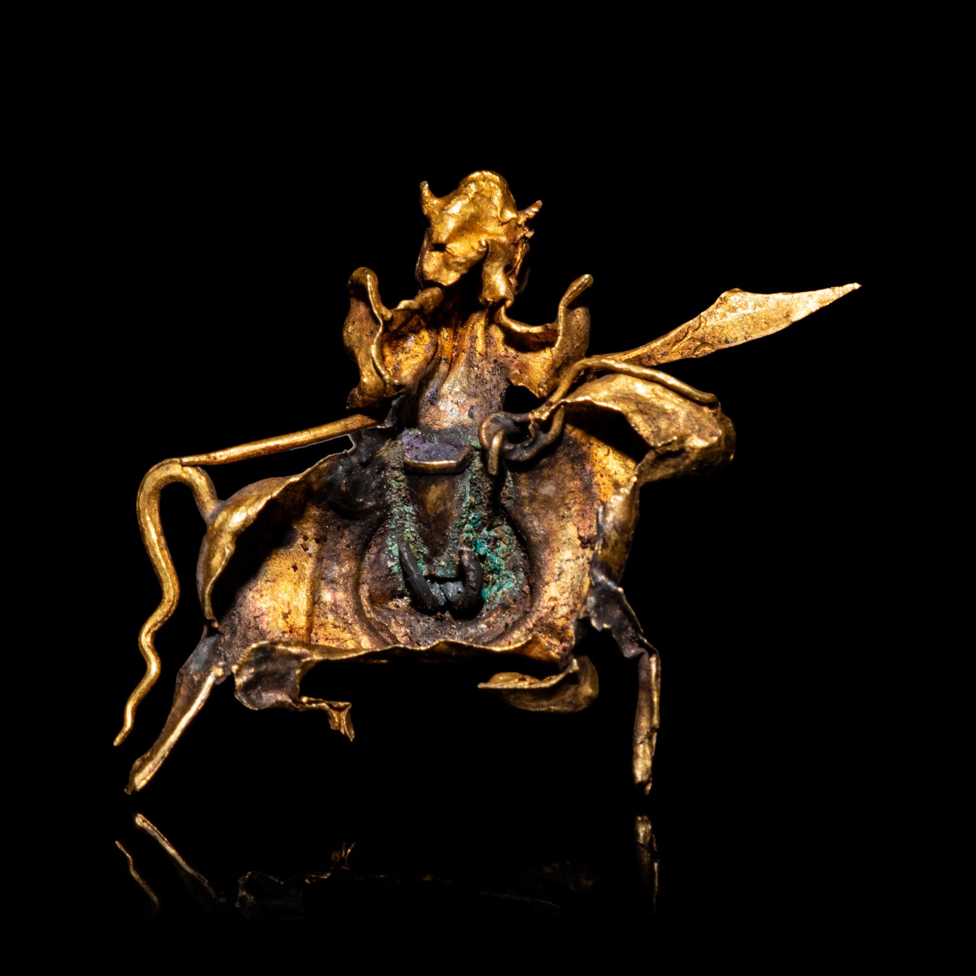 A Chinese Miniature Gold Figure of Guanyu, Qing Dynasty 清 金關公飾件
