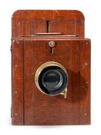 [EARLY PHOTOGRAPHY]. Daguerreotype / wet plate tailboard transitional camera. English, ca 1855.