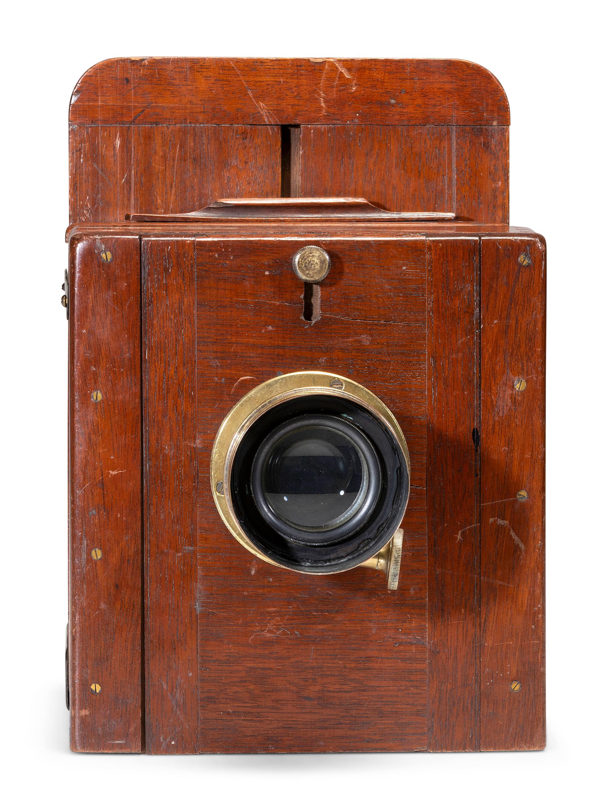 [EARLY PHOTOGRAPHY]. Daguerreotype / wet plate tailboard transitional camera. English, ca 1855.