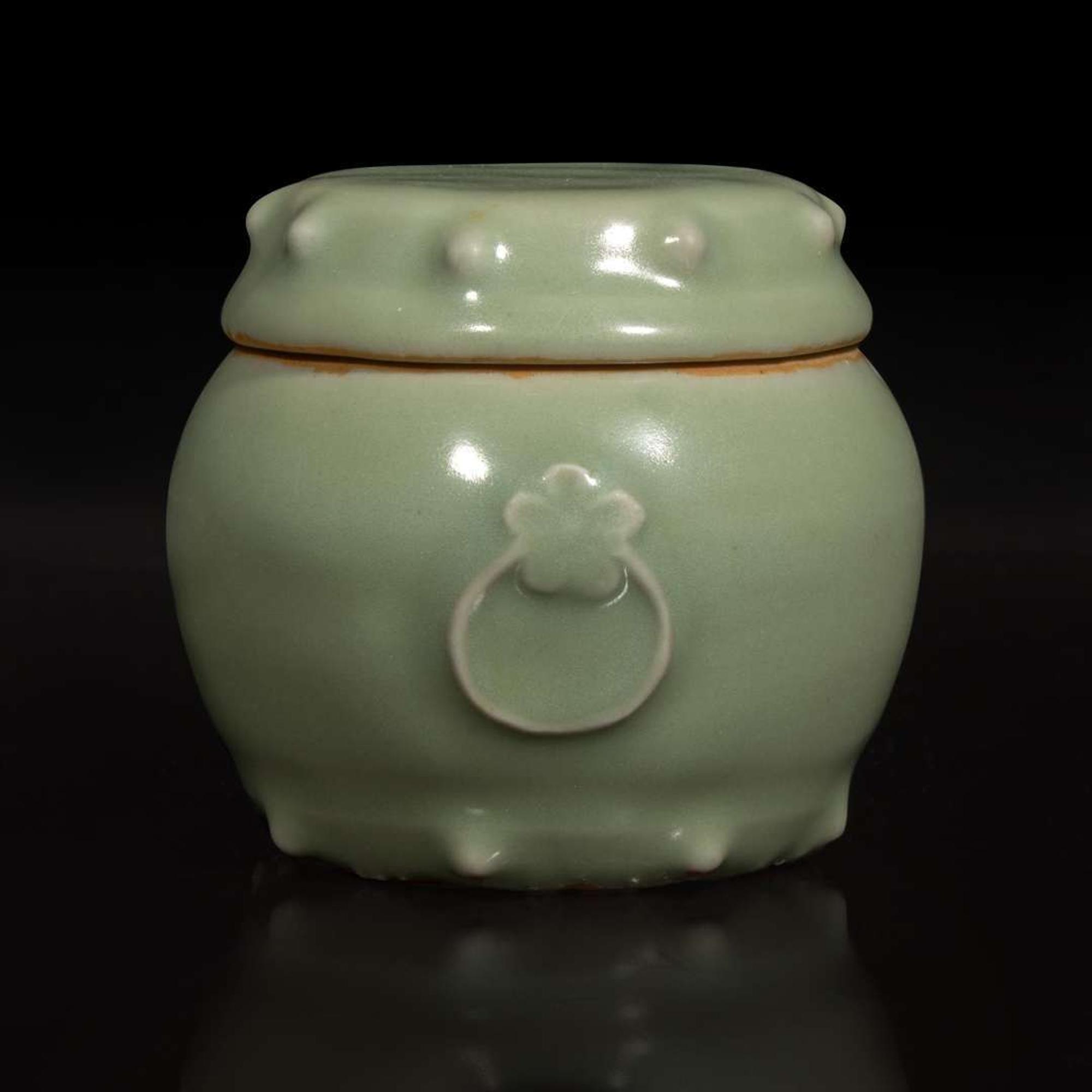 A Chinese Longquan celadon small covered jar 龍泉窯青釉小蓋罐 Ming dynasty or later ????
