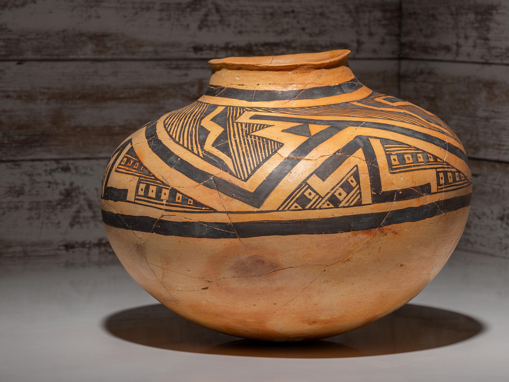 Ancestral Pueblo, Jeddito Black-on-Yellow Pottery Olla