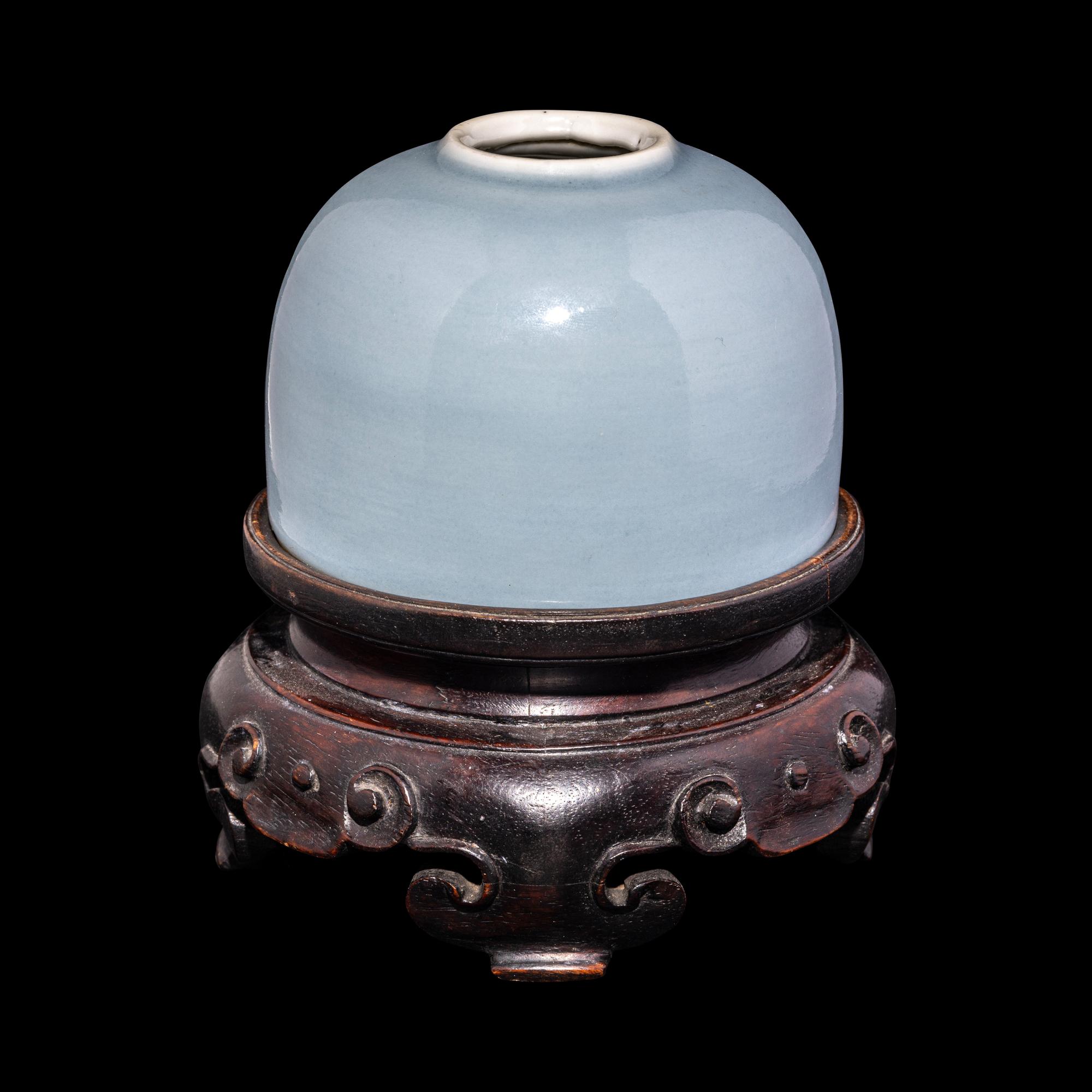 A Chinese Clair-de-Lune Glazed Porcelain Beehive Water Coupe, Taibaizun , 19th Century 清晚期 天藍釉太白尊