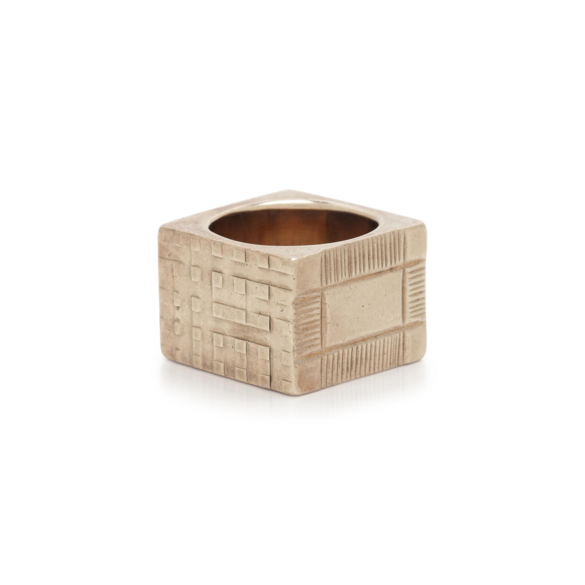 YELLOW GOLD SQUARE SHANK RING