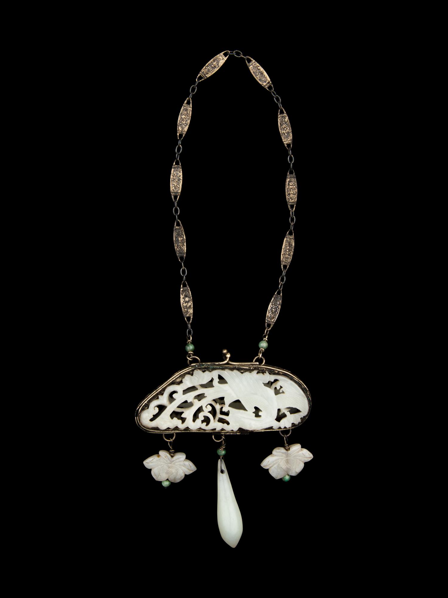 A Chinese White Jade Parfumier Pendant Necklace