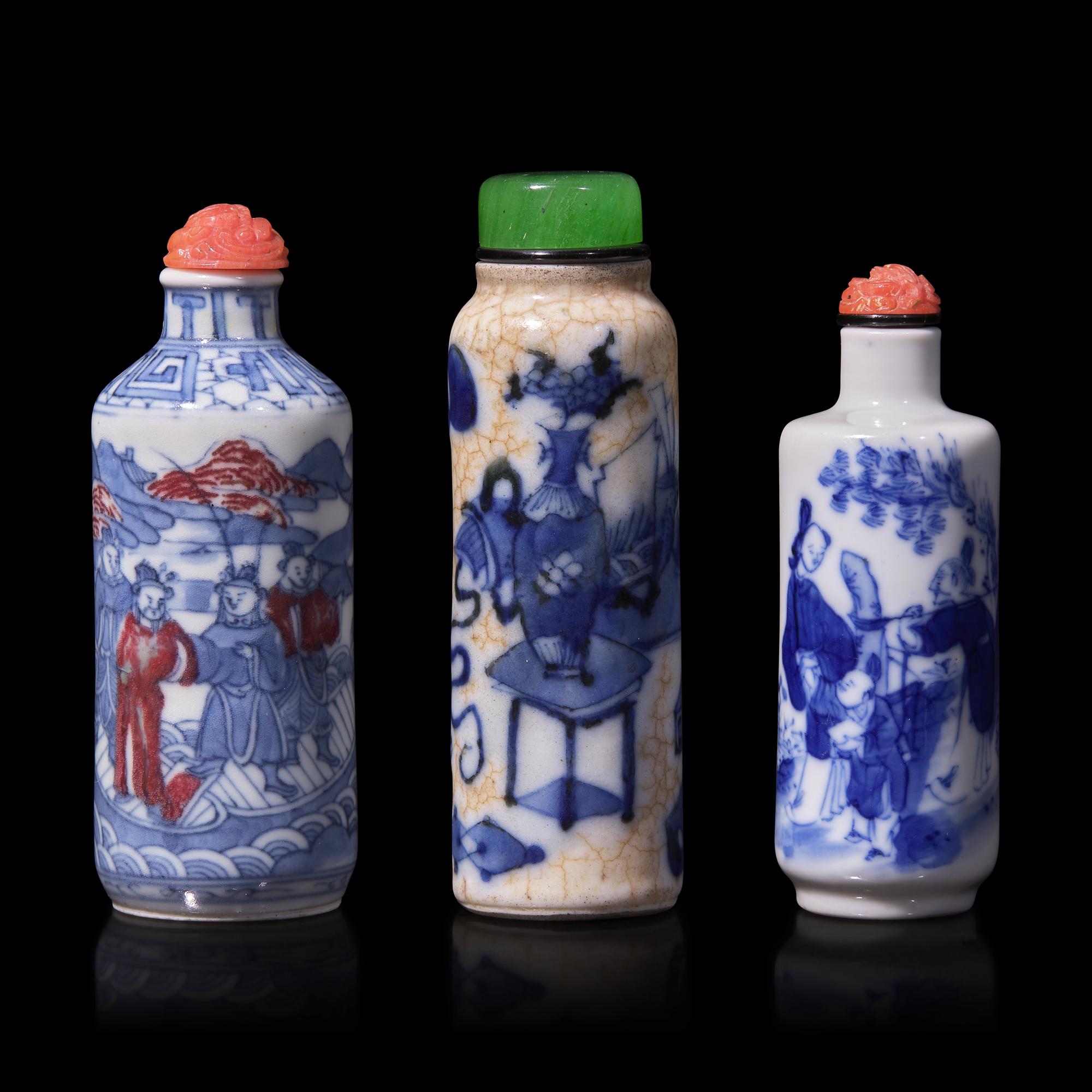 Three Chinese Blue and White Porcelain Cylindrical-Form Snuff Bottles, 19th Century 清晚期 青花鼻煙壺三支