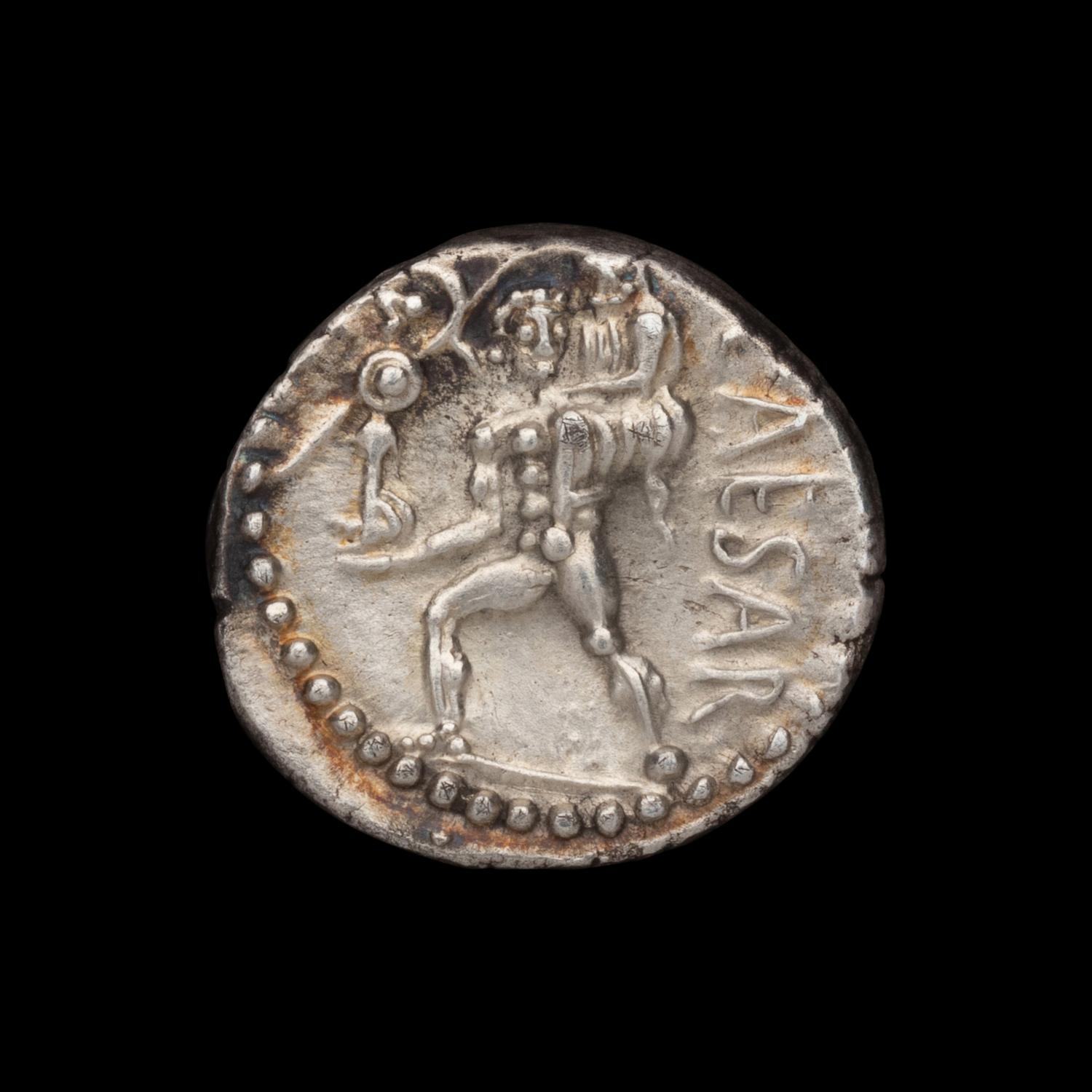 [ANCIENTS] ROMAN REPUBLIC. Julius Caesar (c. 48-47 BC). Ar Denarius (3.6 g, 18mm)