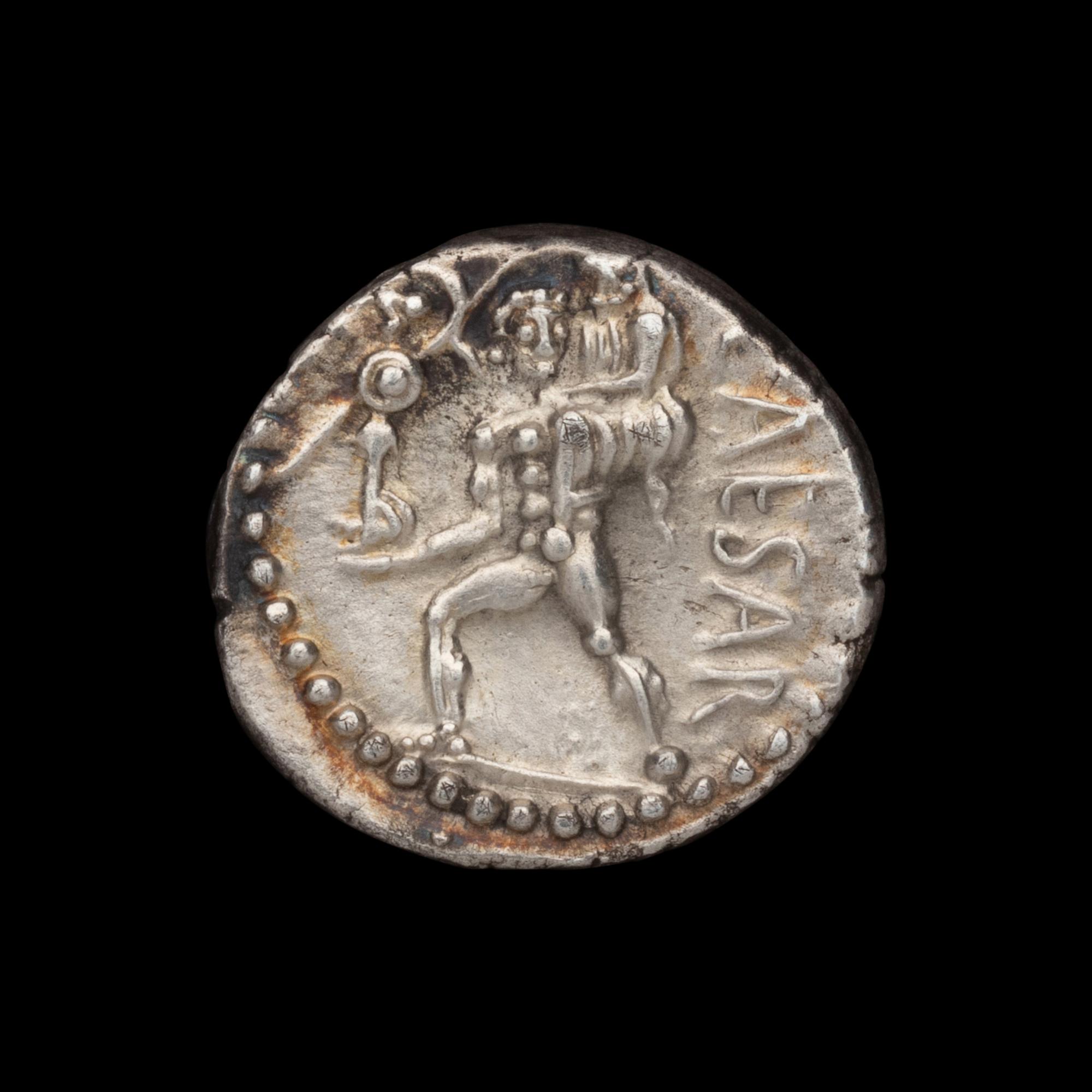 [ANCIENTS] ROMAN REPUBLIC. Julius Caesar (c. 48-47 BC). Ar Denarius (3.6 g, 18mm)