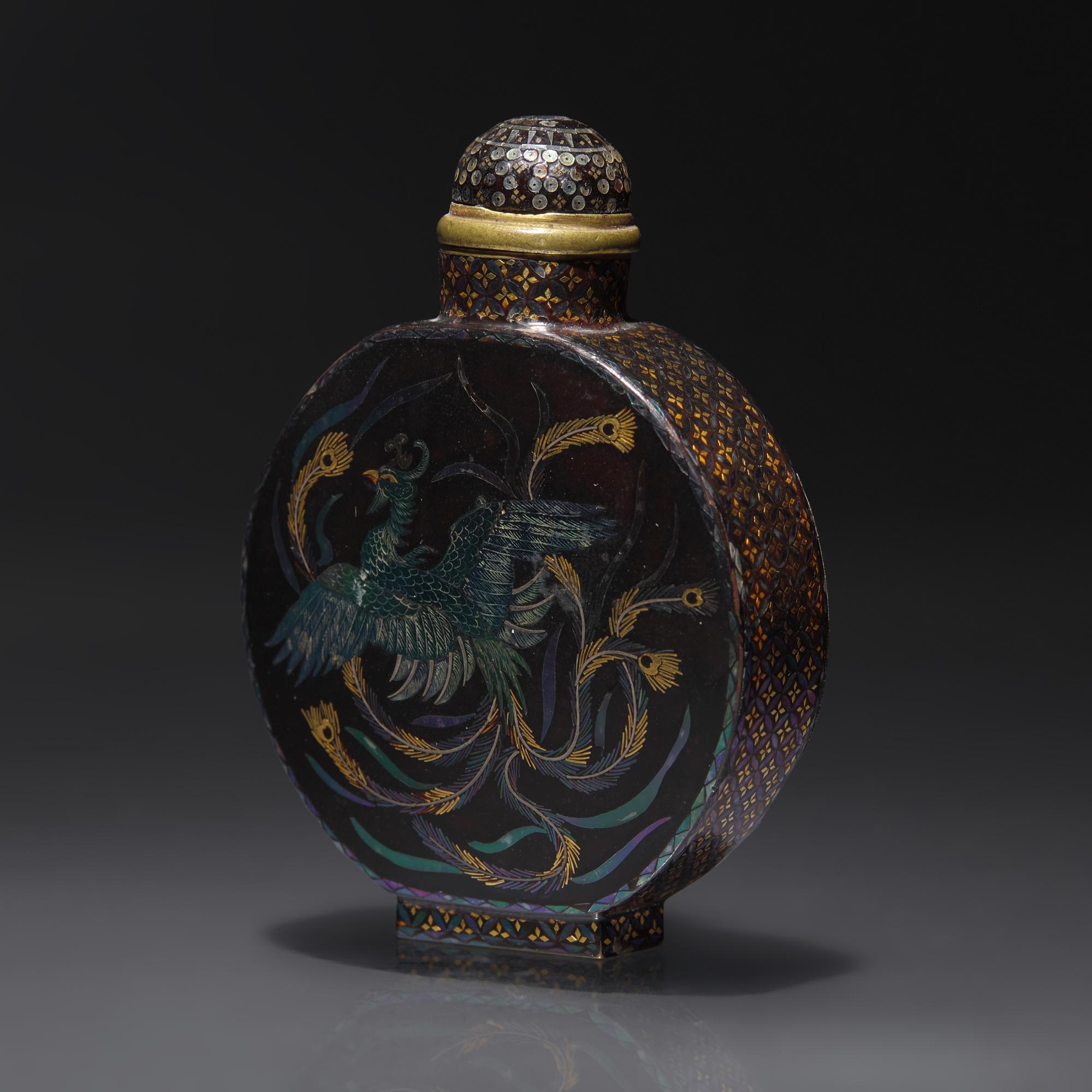 A Lac-Burgaute "Phoenix" Snuff Bottle, Circa 1854-1920 — 1854-1920年 日本黑漆嵌螺鈿鳳紋鼻煙壺