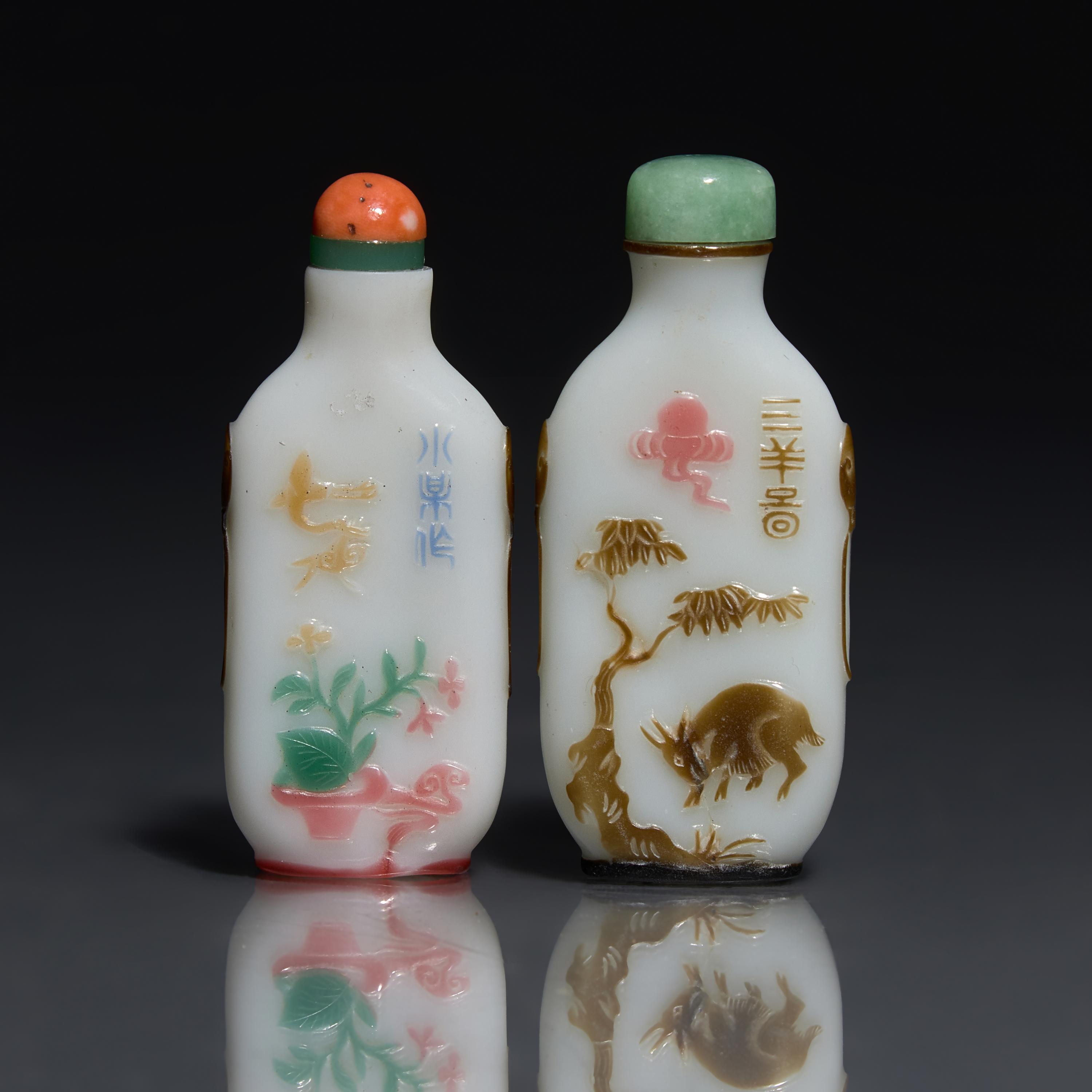 Two Chinese Yangzhou School Glass Overlay Snuff Bottles, Second Half 19th Century 清晚期 涅白地套五色料鼻烟壺兩支