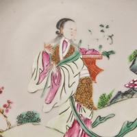 A Chinese Famille Rose Dish and an Associated Pair of Iron-Red "Bats" Bowls, 19th to 20th Century 晚清-民國 粉彩仕女圖賞盤及礬紅彩蝠壽紋碗兩隻