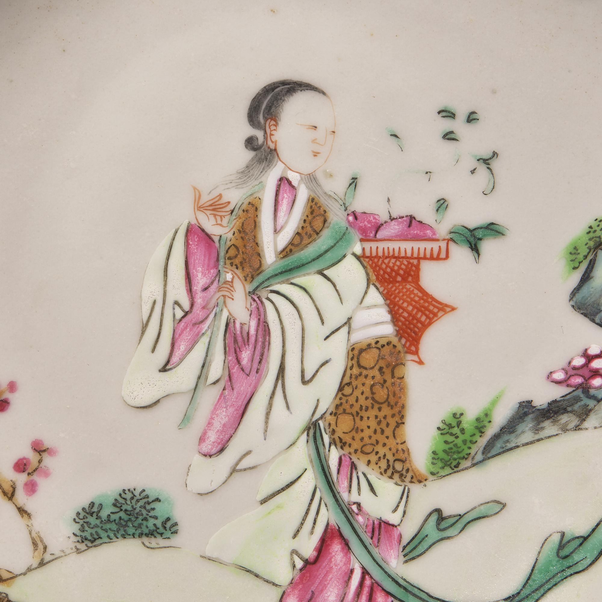 A Chinese Famille Rose Dish and an Associated Pair of Iron-Red "Bats" Bowls, 19th to 20th Century 晚清-民國 粉彩仕女圖賞盤及礬紅彩蝠壽紋碗兩隻