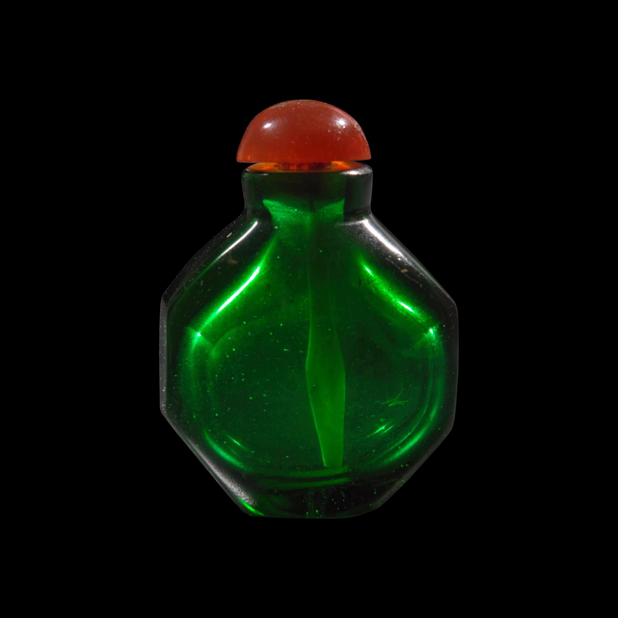 A Chinese Green Glass Faceted Snuff Bottle, Possibly Imperial Workshop, Beijing, 18th Century 清中期 綠料八方鼻煙壺