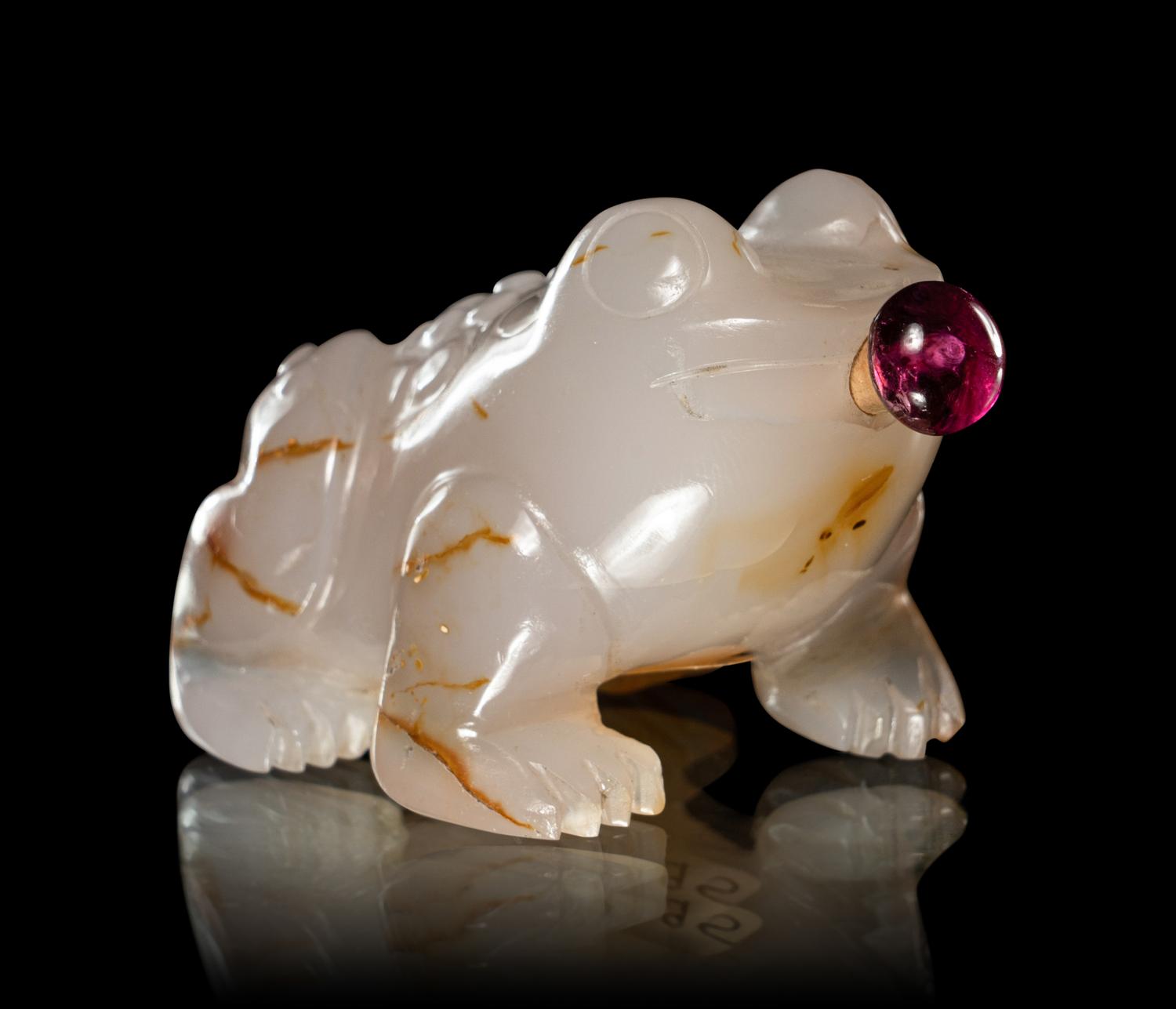 Two Carved Agate 'Frog' Snuff Bottles