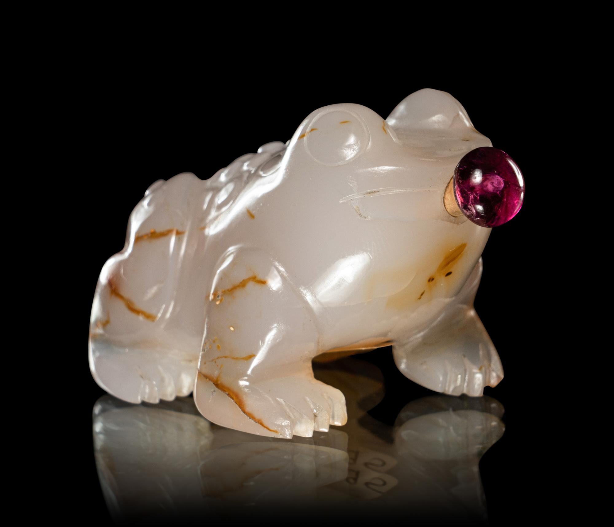 Two Carved Agate 'Frog' Snuff Bottles
