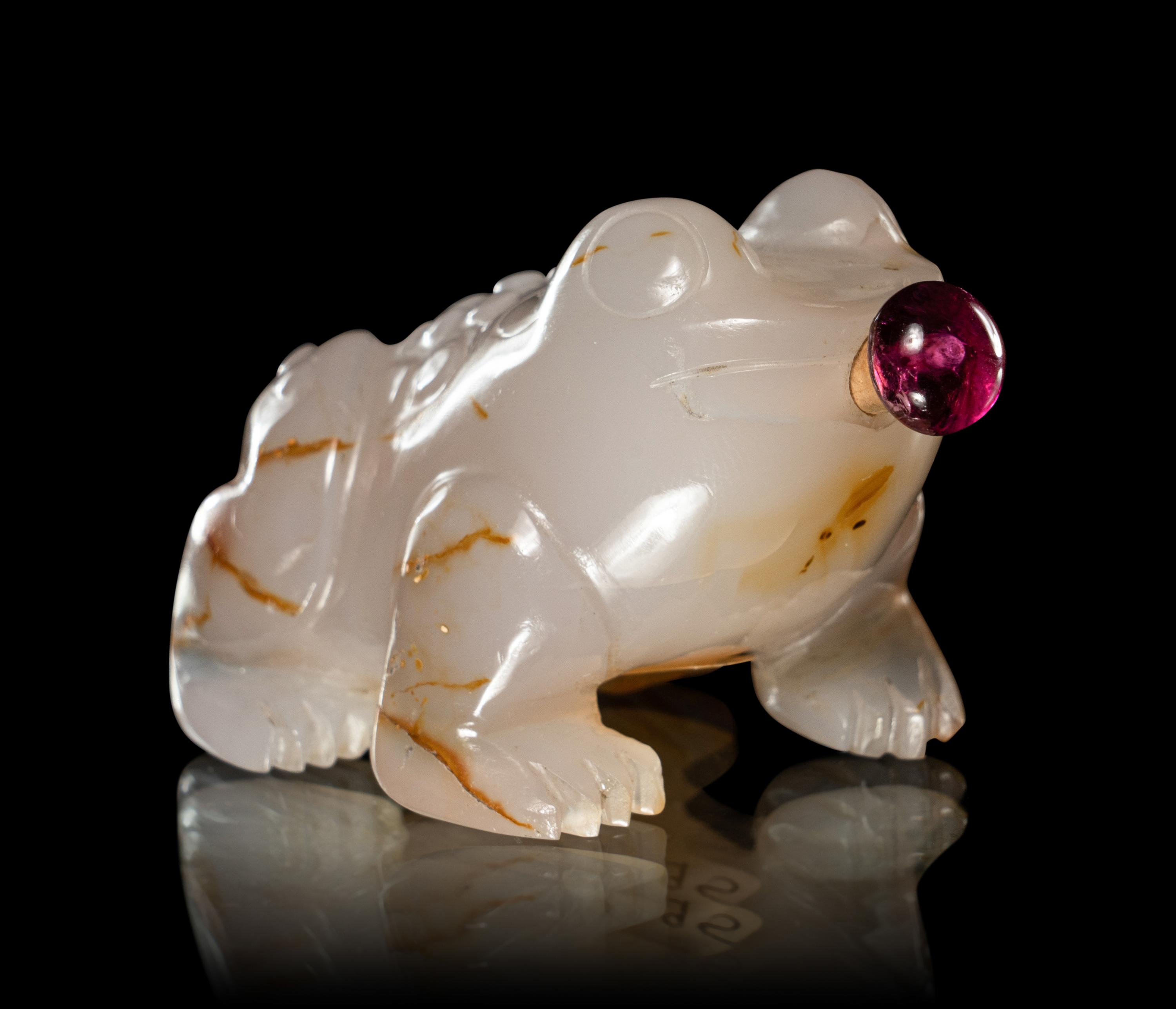 Two Carved Agate 'Frog' Snuff Bottles