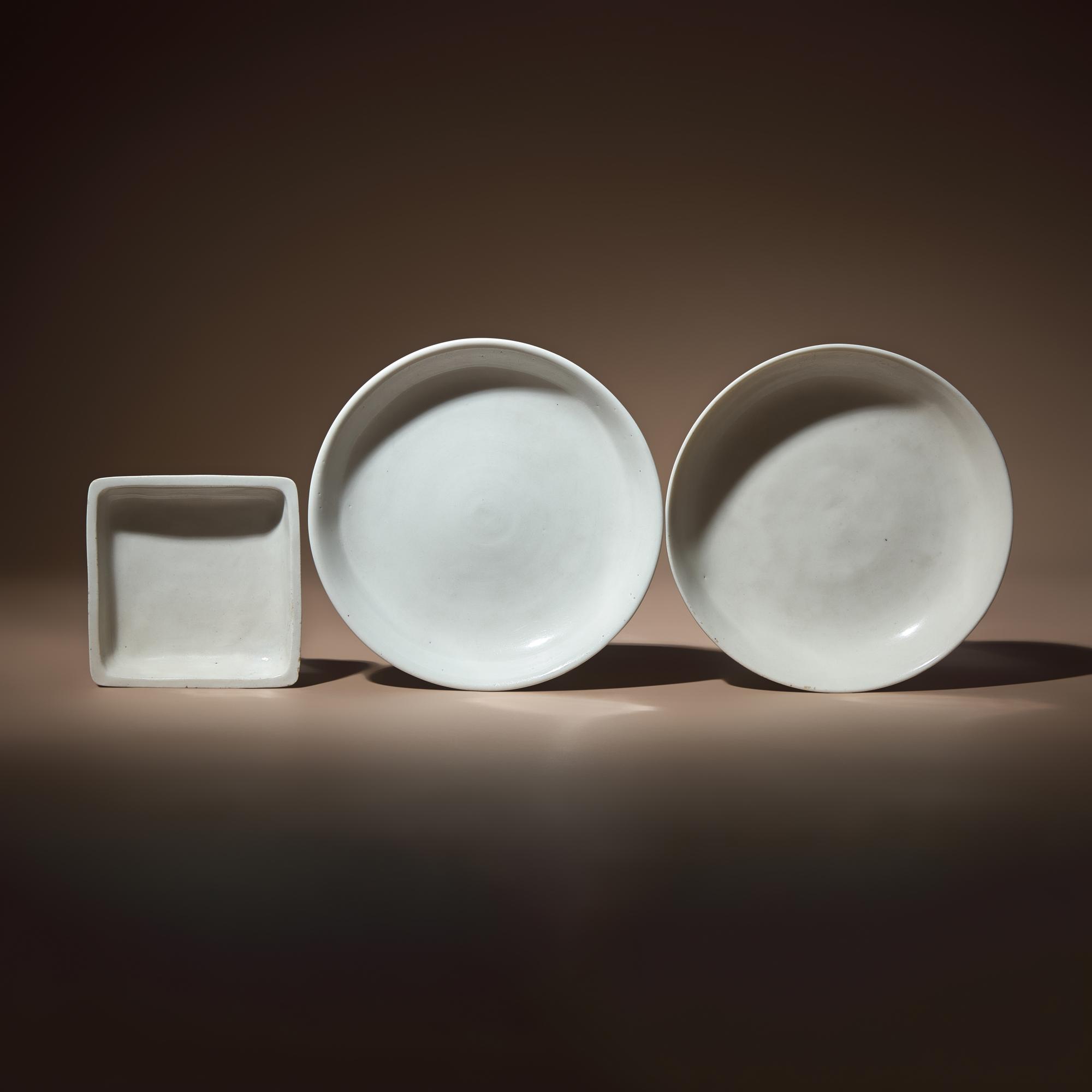 Three Chinese Blanc-de-Chine Porcelain Dishes, 17th-18th Century — 清早期 德化白瓷盤三件