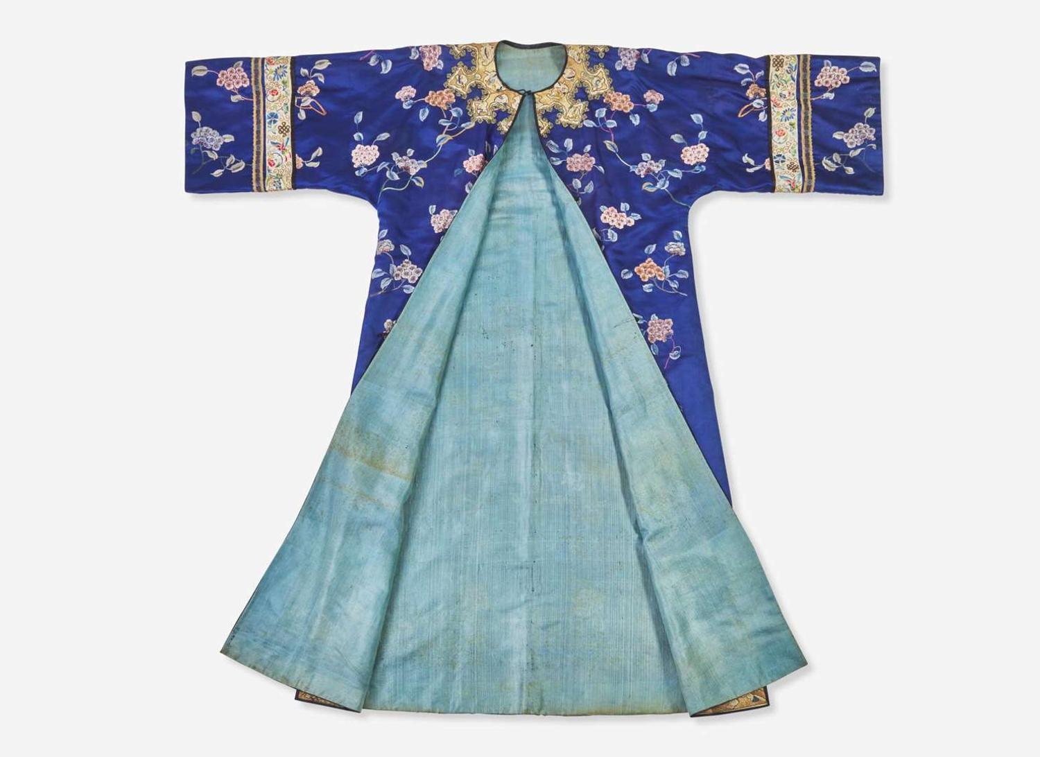 A Chinese embroidered deep blue silk surcoat, Late 19th to early 20th century 刺繡深藍袍 十九世紀末至二十世紀初