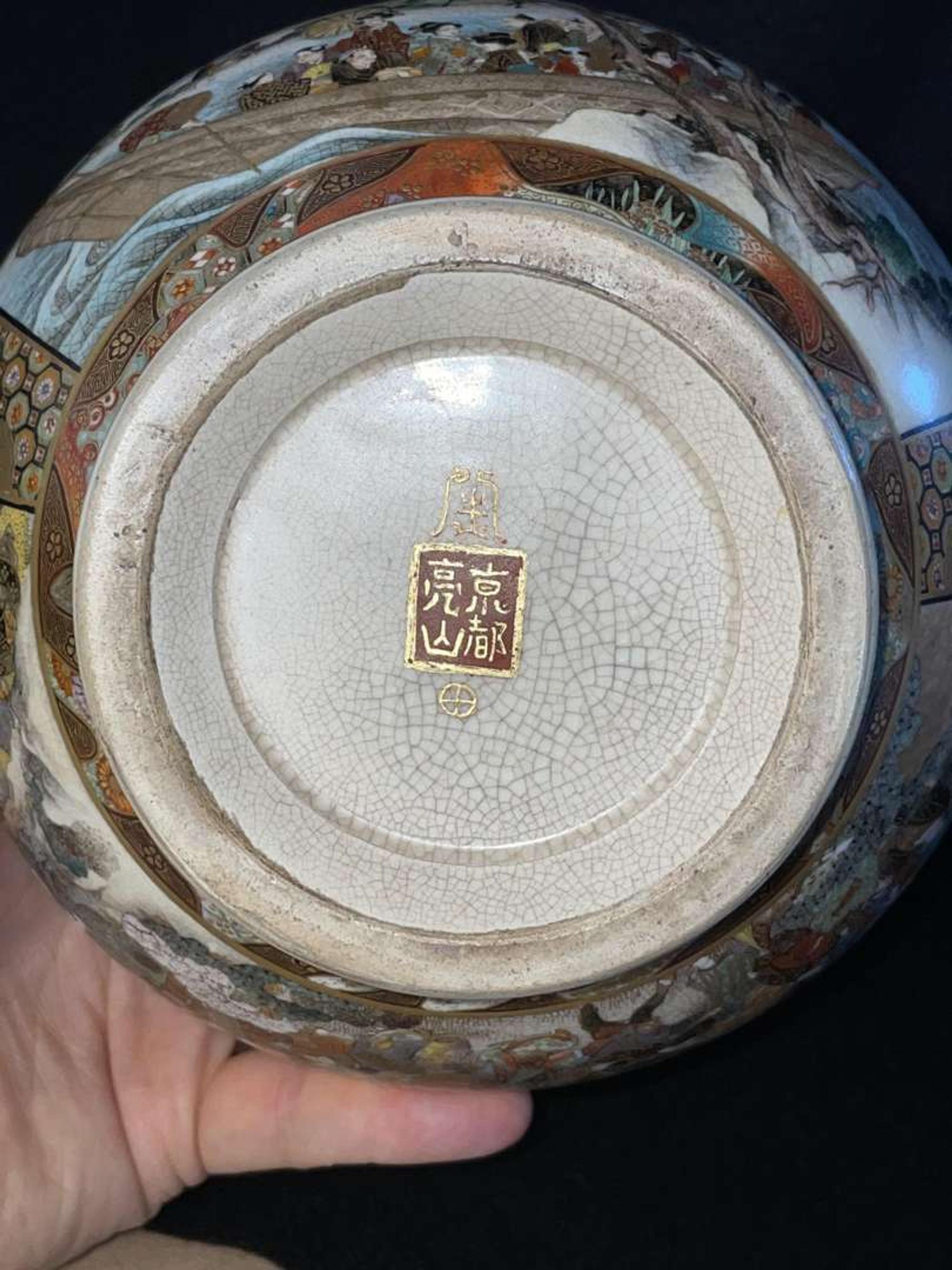 A finely-decorated Satsuma-type vase, Okamoto Ryozan 日本萨摩烧风格瓷瓶 亮山造 Meiji period ??
