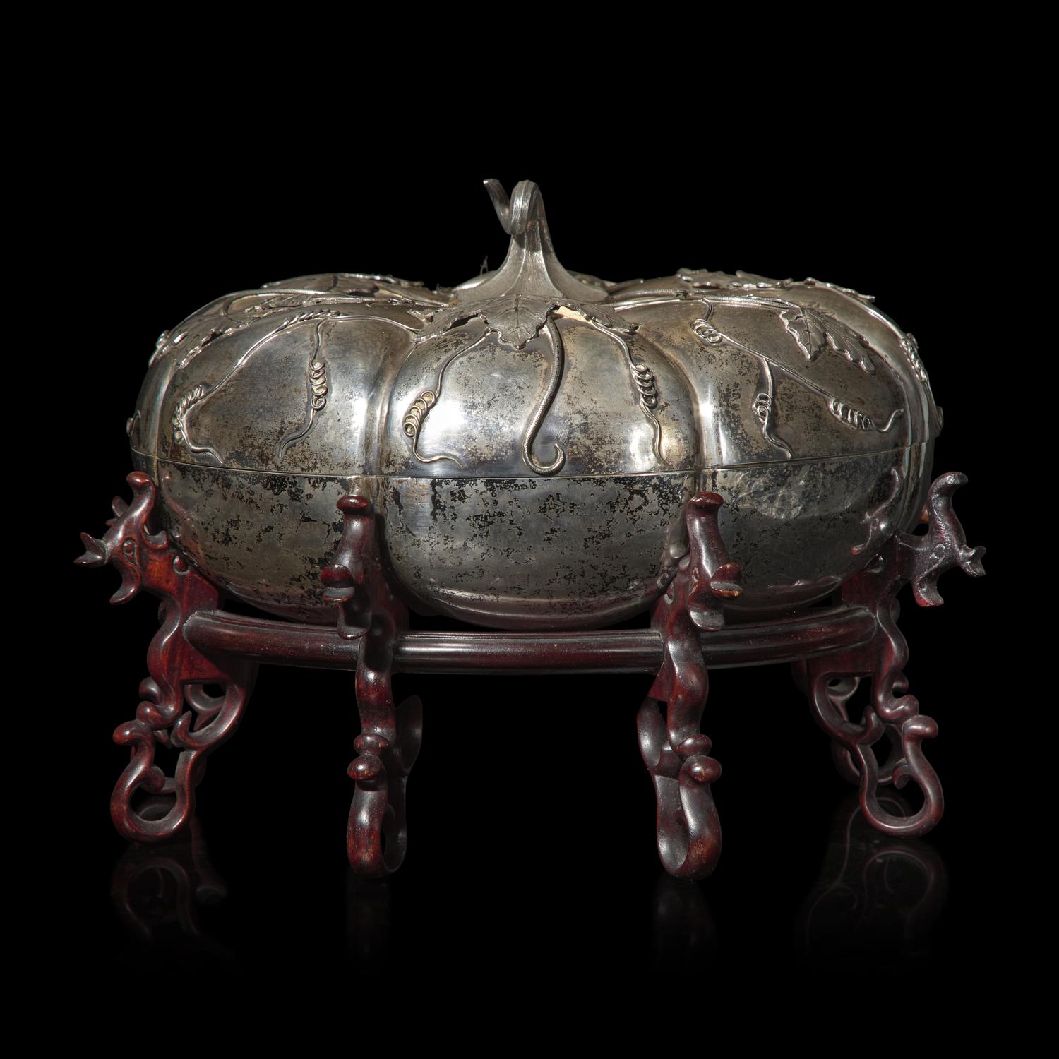 A Large Chinese Silver Sweetmeat Box and Cover, Early 20th Century 民國 銀瓜棱式攢盒
