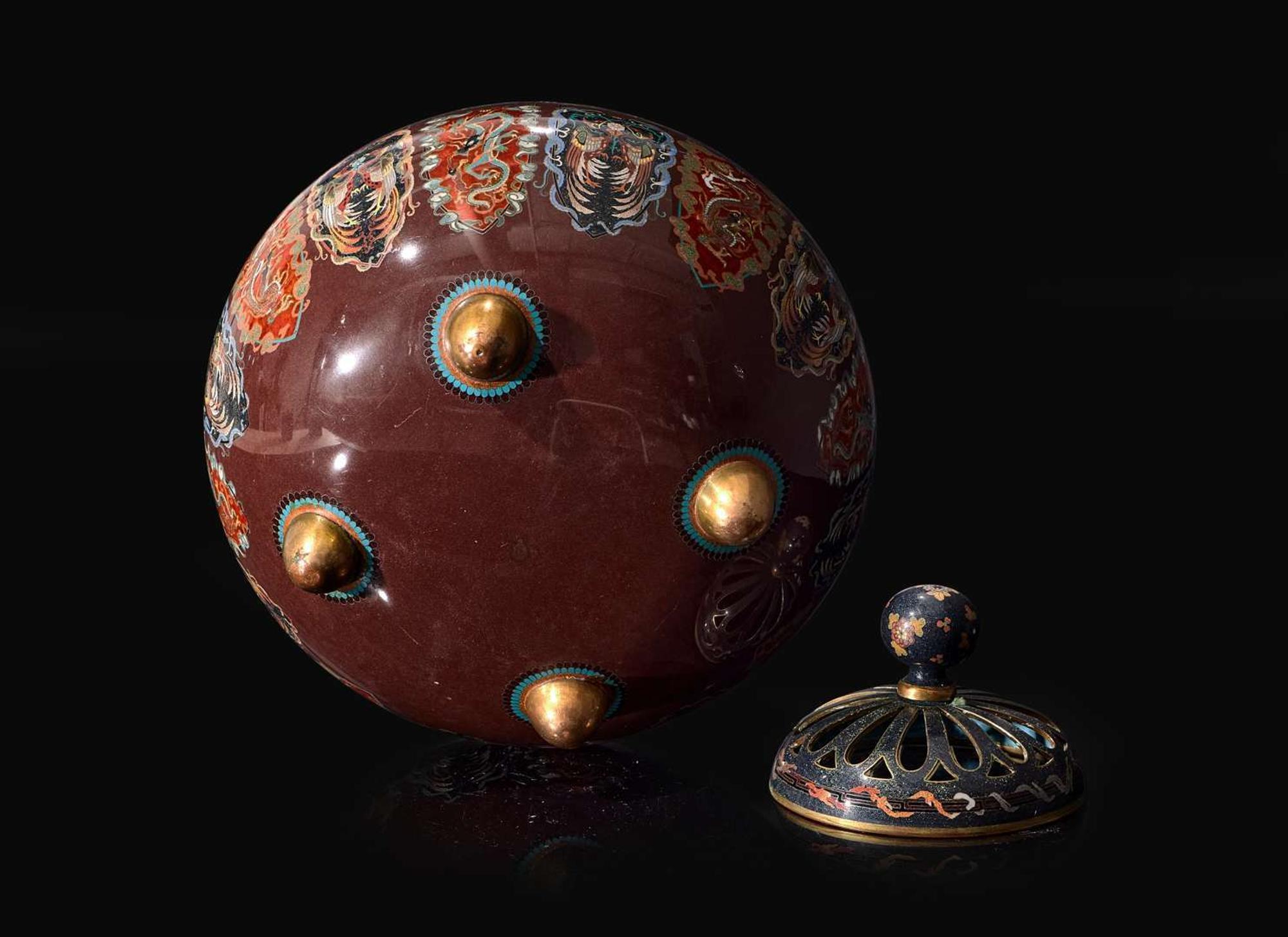 A large Japanese cloisonné koro and cover, Meiji period 日本琺瑯蓋罐 明治