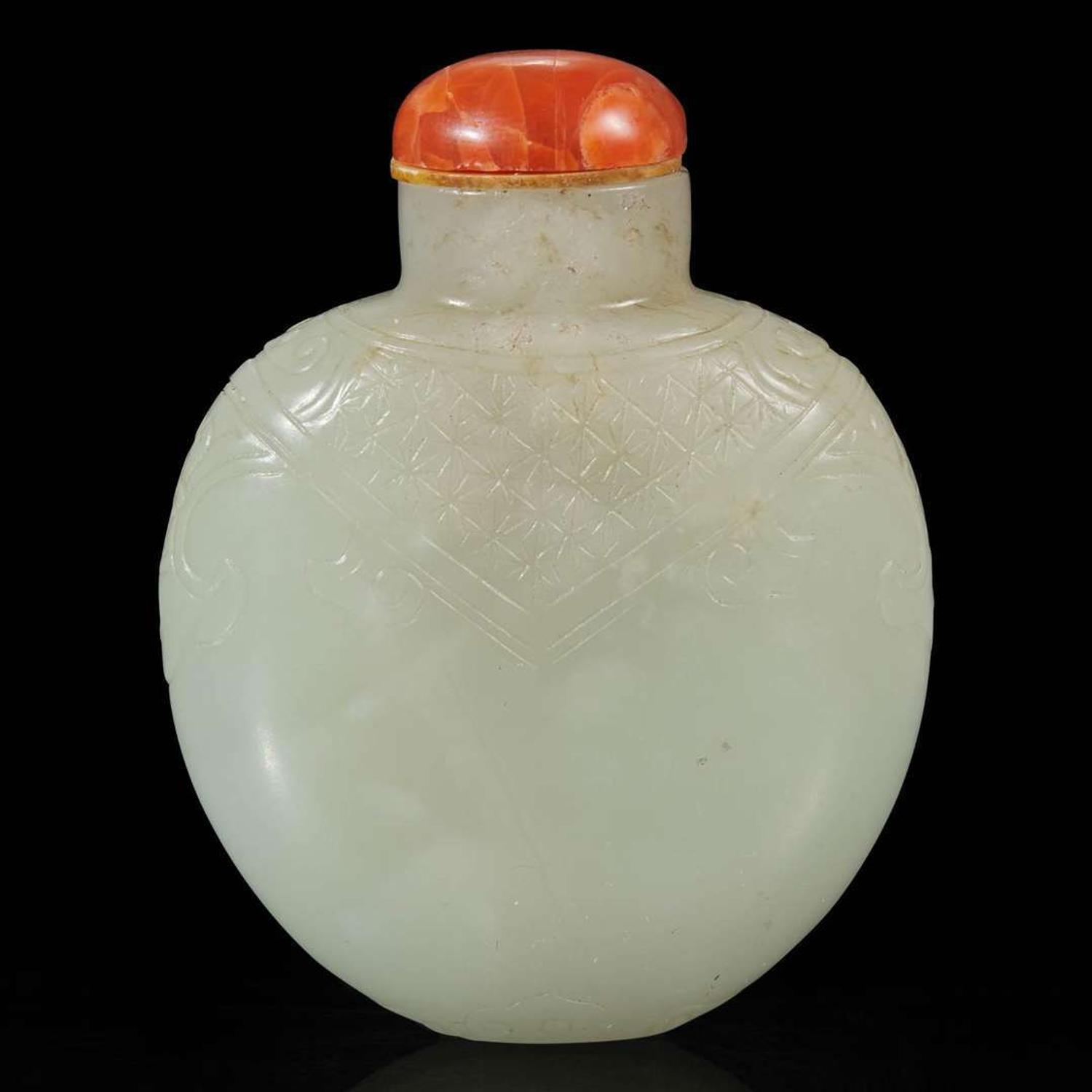 A Chinese greyish-white jade snuff bottle 青白玉鼻烟壶一件 Qing dynasty ?